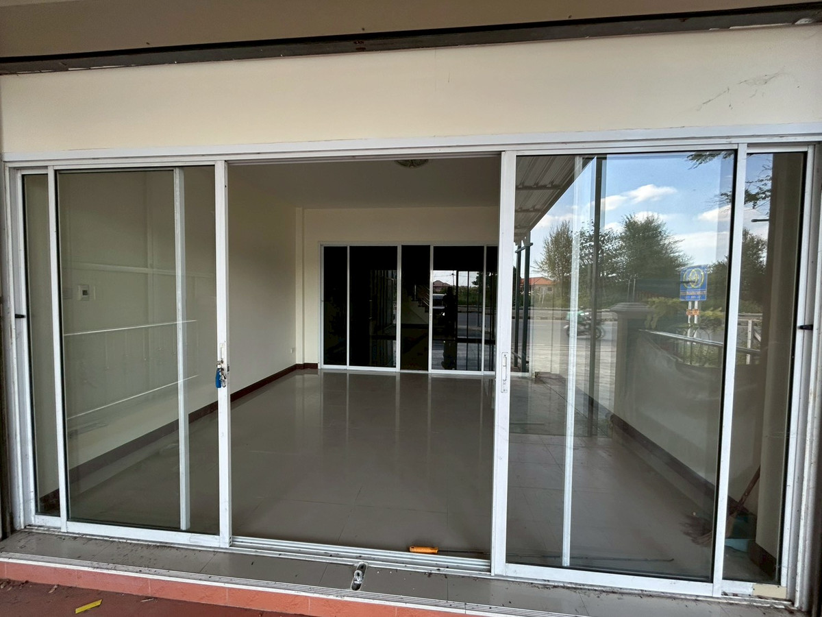 For RentShop HouseRayong : For rent, commercial building/shophouse, 3 floors, next to Buraphapat Road, Ban Chang, Rayong.