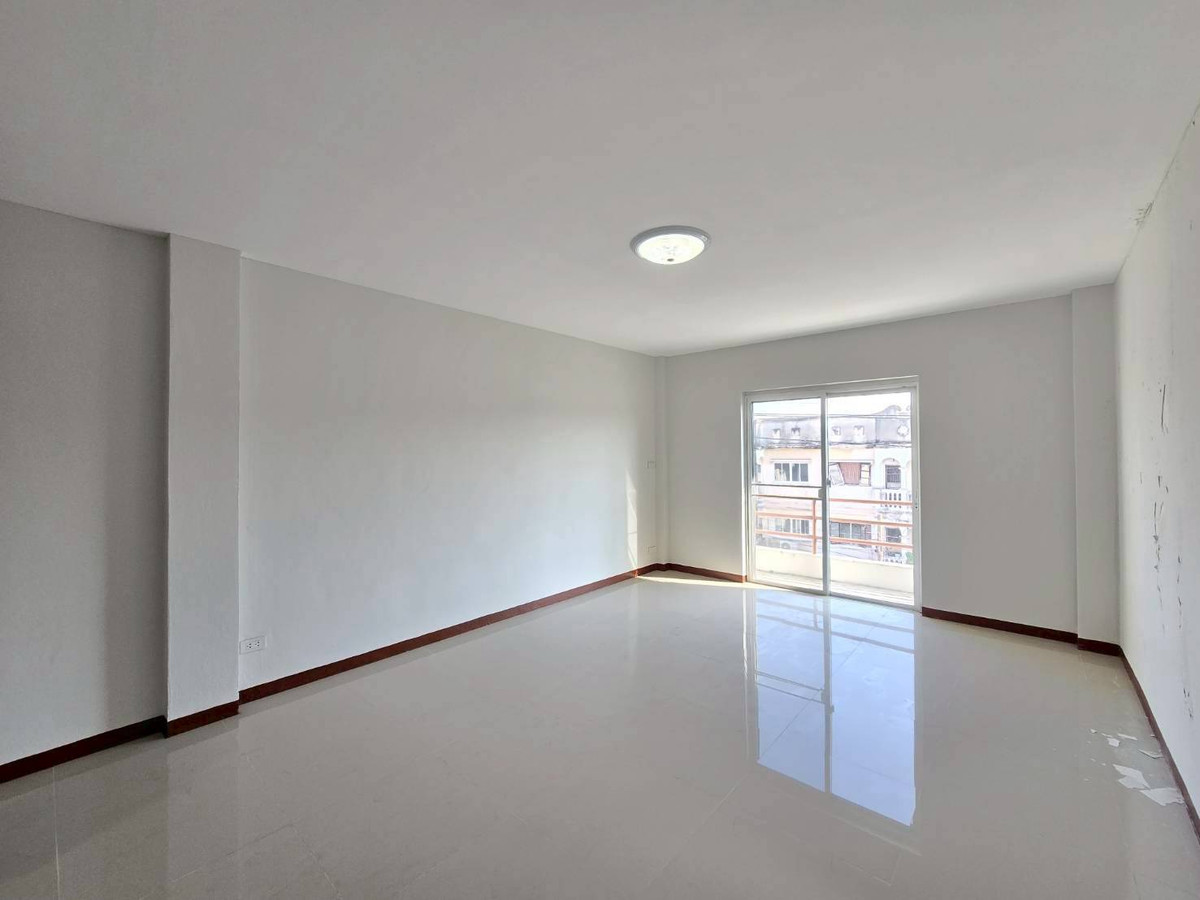 ขายทาวน์โฮมมีนบุรี-ร่มเกล้า : ขายทาวน์โฮม 4 ชั้น รีโนเวทใหม่ ใกล้รถไฟฟ้า สายสีชมพู มีนบุรี (N.1966)