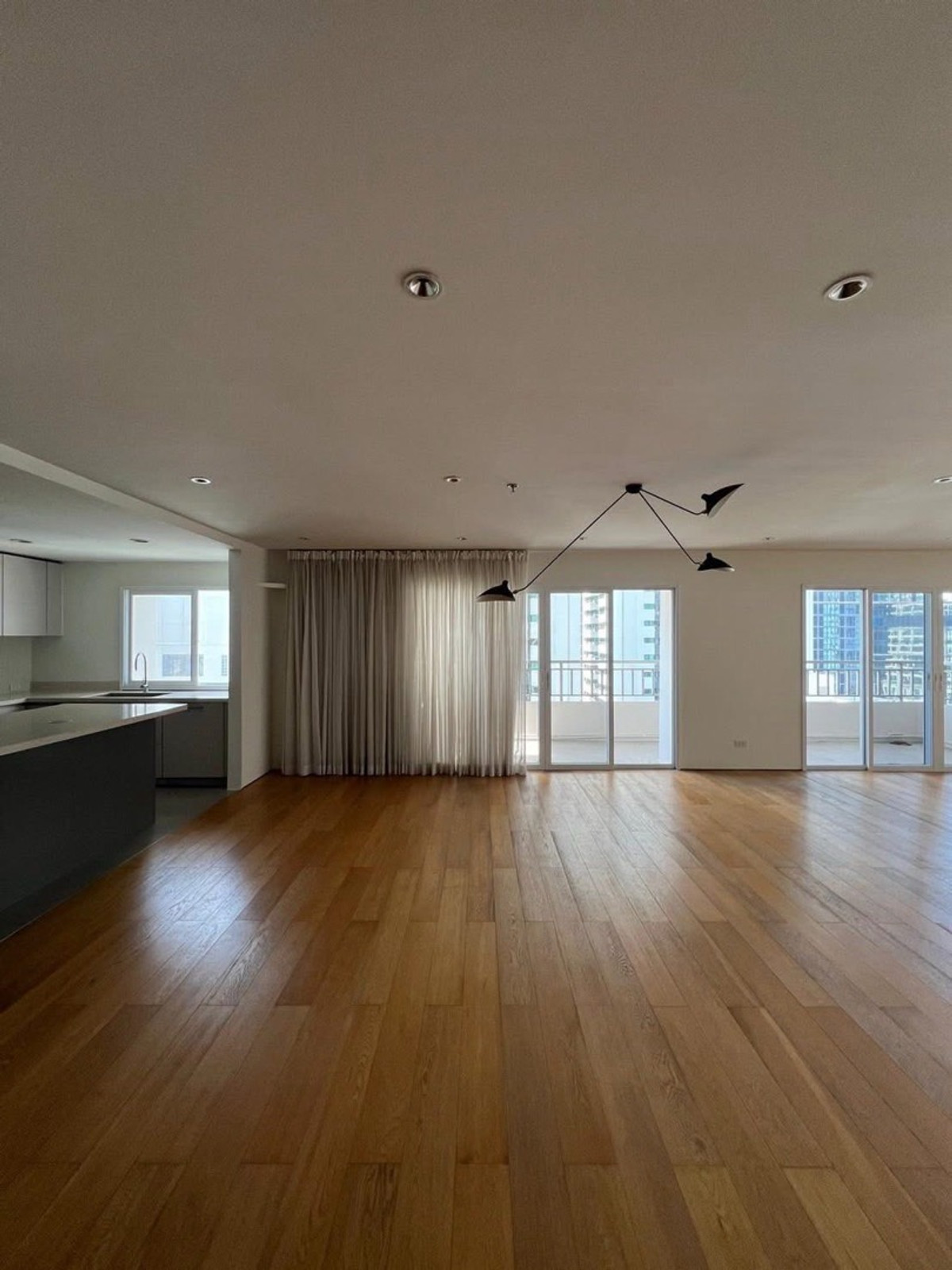 คอนโดสาทร นราธิวาส : ขาย/ให้เช่า คอนโด Sathorn Park Place ห้องขนาดใหญ่ 341 ตร.ม. ใกล้ BTS ย่านสาทร