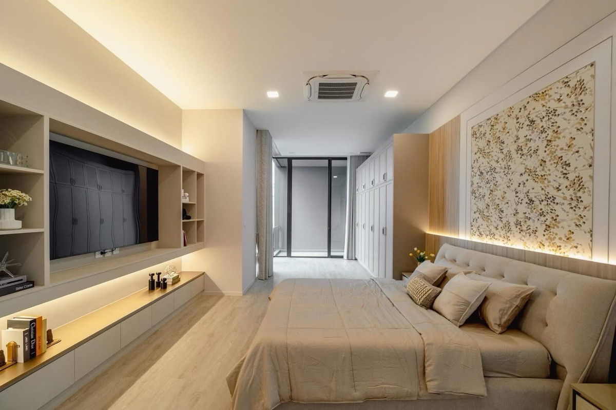 For SaleHousePattanakan, Srinakarin : Luxury 3-Storey Corner Detached House with Private Lift at Vive Krungthep Kreetha Near Wellington College