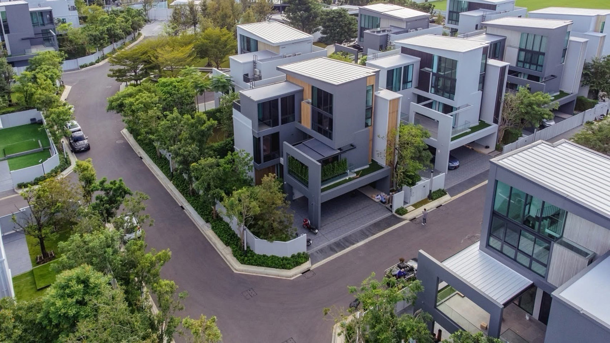 For SaleHousePattanakan, Srinakarin : Luxury 3-Storey Corner Detached House with Private Lift at Vive Krungthep Kreetha Near Wellington College