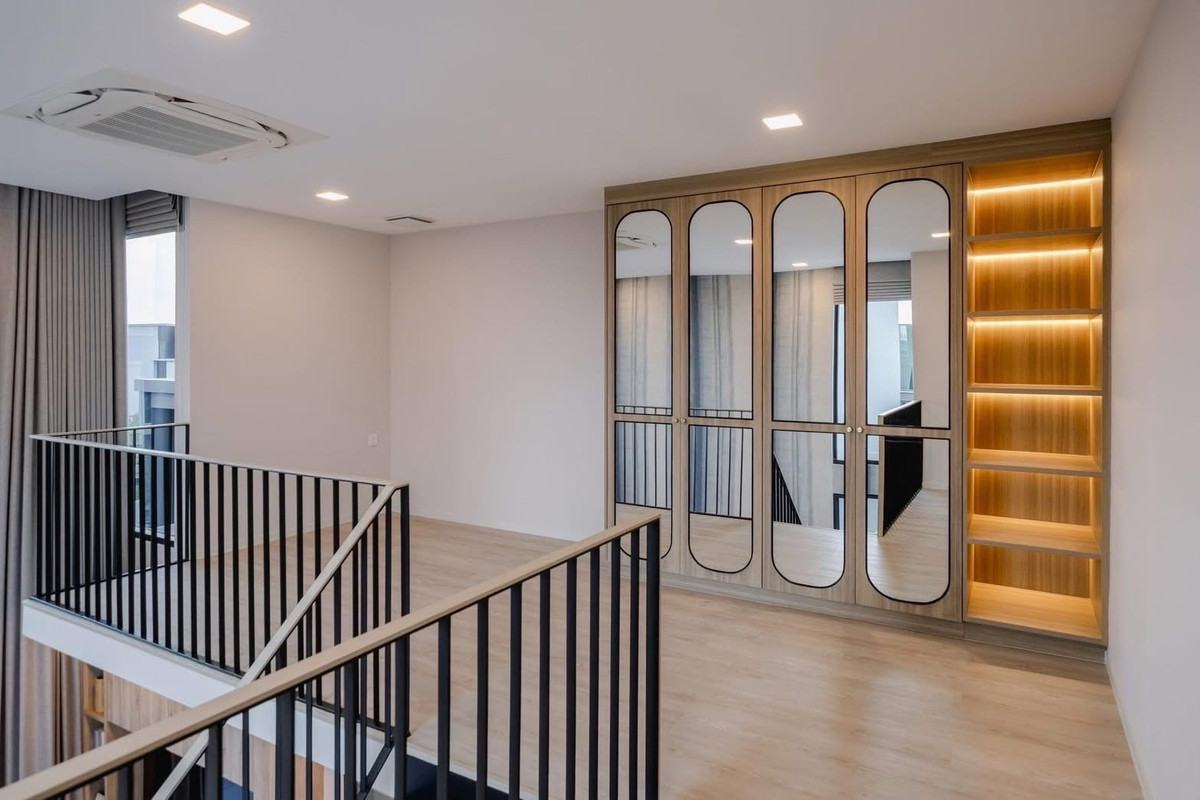 For SaleHousePattanakan, Srinakarin : Luxury 3-Storey Corner Detached House with Private Lift at Vive Krungthep Kreetha Near Wellington College