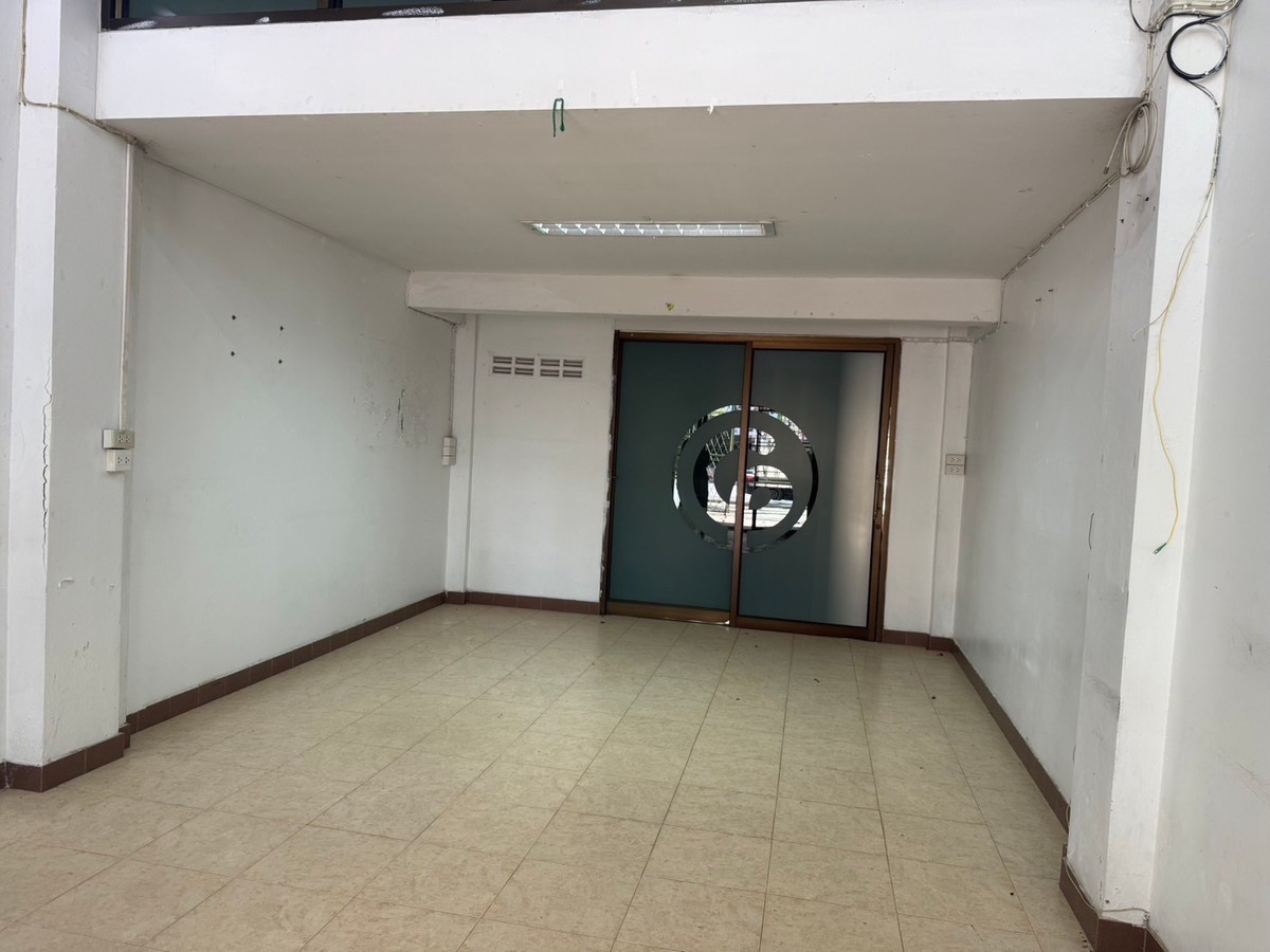 ขายอาคารพาณิชย์นวมินทร์ รามอินทรา : “ตึกติดถนนวัชรพล! เข้าได้ 2 ทาง จอดรถ 4 คัน ราคาแค่ 6.2 ล้าน — หาแบบนี้ไม่ได้ง่าย ๆ นะคะ!”