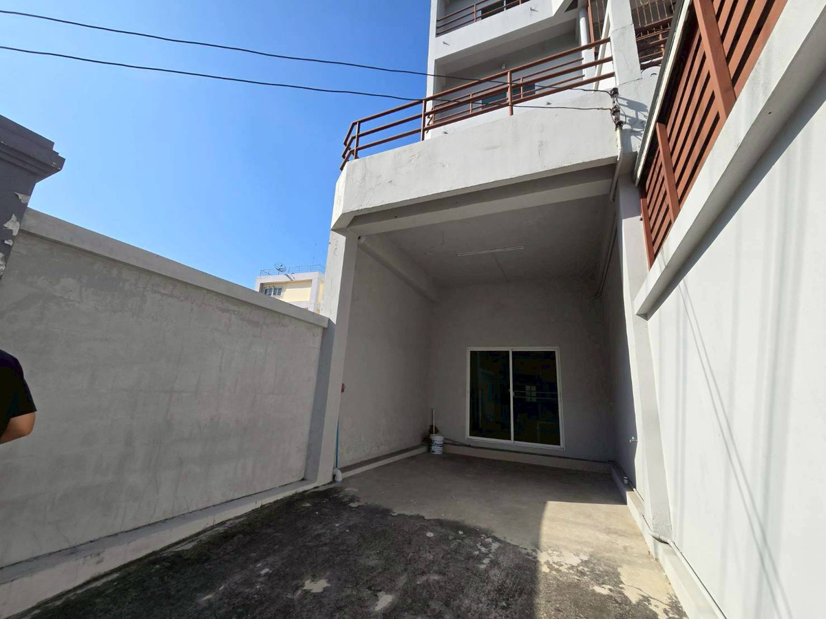 ขายทาวน์โฮมมีนบุรี-ร่มเกล้า : ขายทาวน์โฮม 4 ชั้น รีโนเวทใหม่ ใกล้รถไฟฟ้า สายสีชมพู มีนบุรี (N.1966)