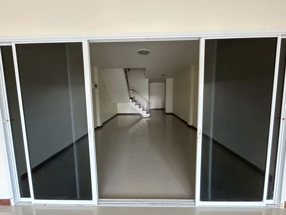 For RentShop HouseRayong : For rent, commercial building/shophouse, 3 floors, next to Buraphapat Road, Ban Chang, Rayong.