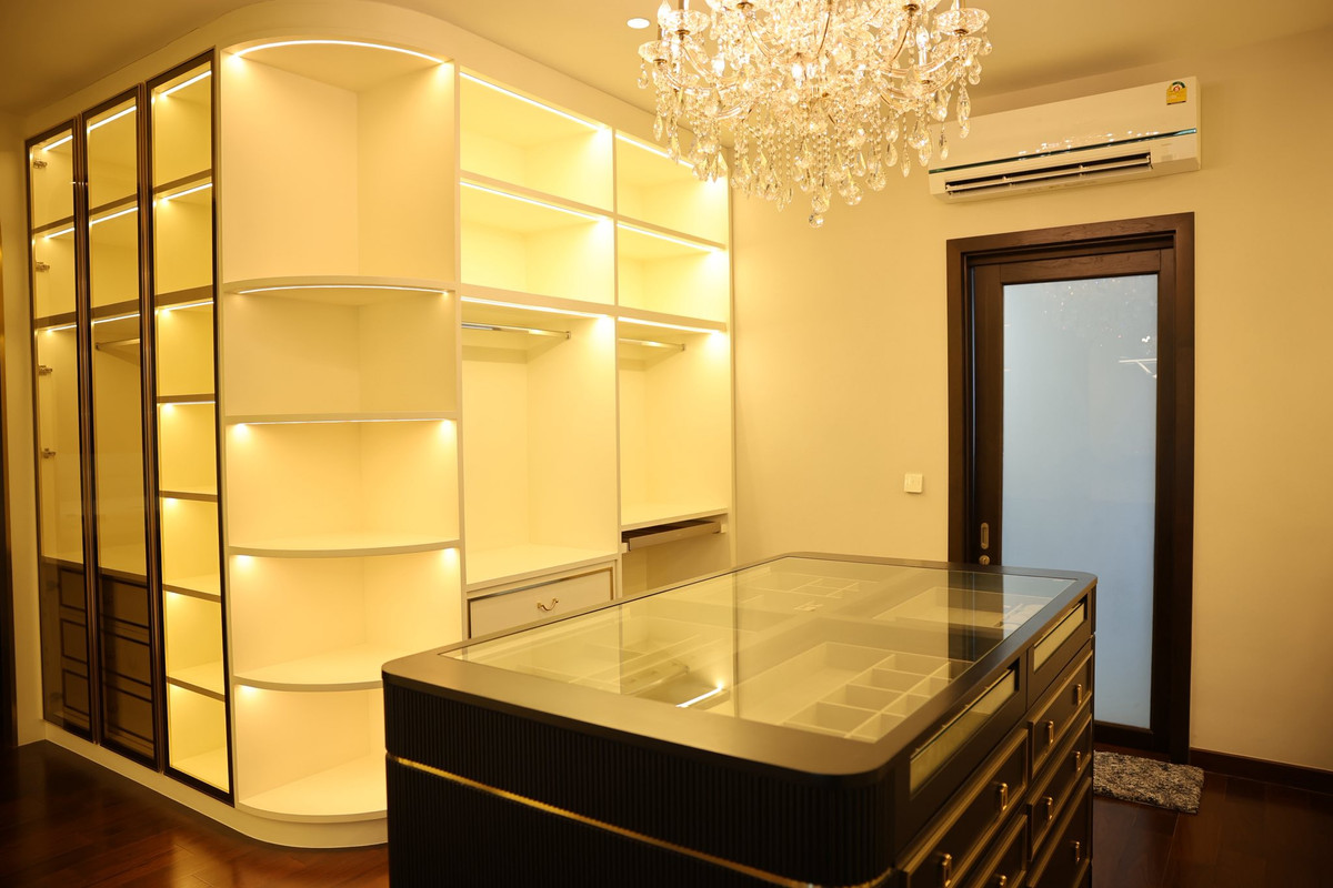 บ้านลาดกระบัง สุวรรณภูมิ : Perfect Masterpiece Sukhumvit 77 บ้านเดี่ยวหรู 5 ห้องนอน พร้อมฟังก์ชันครบ Please call: 062-496-6454