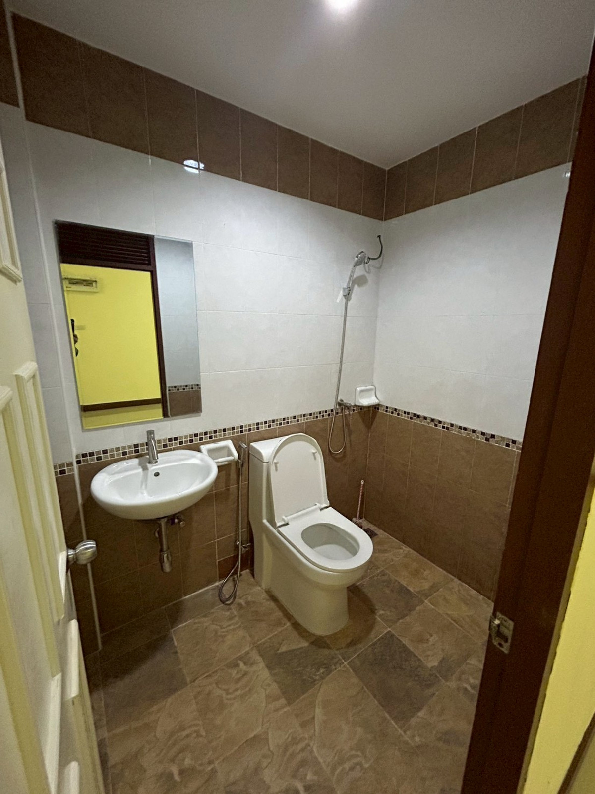 For RentShop HouseRayong : For rent, commercial building/shophouse, 3 floors, next to Buraphapat Road, Ban Chang, Rayong.