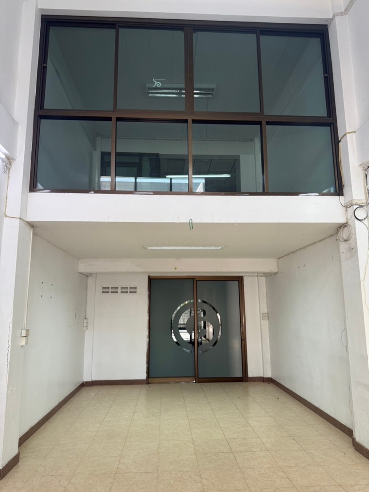 ขายอาคารพาณิชย์นวมินทร์ รามอินทรา : “ตึกติดถนนวัชรพล! เข้าได้ 2 ทาง จอดรถ 4 คัน ราคาแค่ 6.2 ล้าน — หาแบบนี้ไม่ได้ง่าย ๆ นะคะ!”