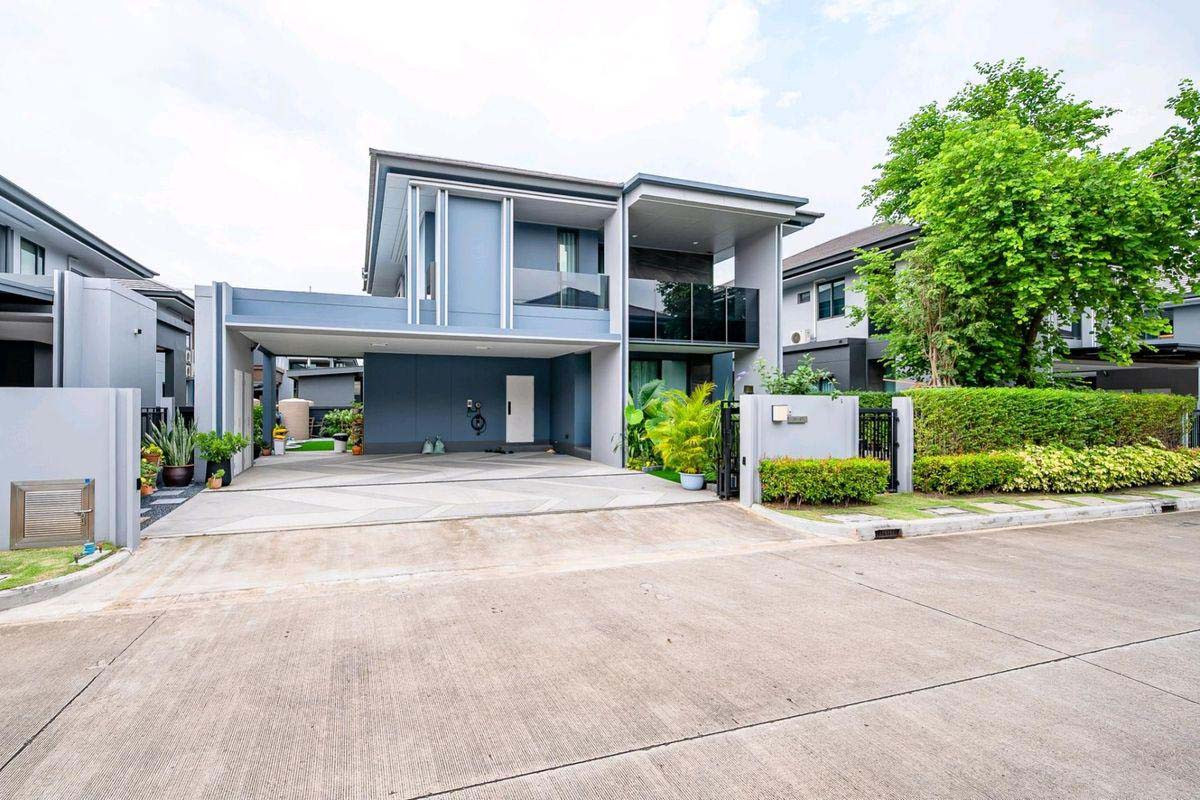 บ้านพัฒนาการ ศรีนครินทร์ : ขายและให้เช่า บ้านหรู 2 ชั้น พร้อมเฟอร์นิเจอร์ ตกแต่งสวยงาม ย่านกรุงเทพกรีฑา-ศรีนครินทร์ ใกล้มาร์เก็ตเพลส กรุงเทพกรีฑา เพียง 1.9 กม.