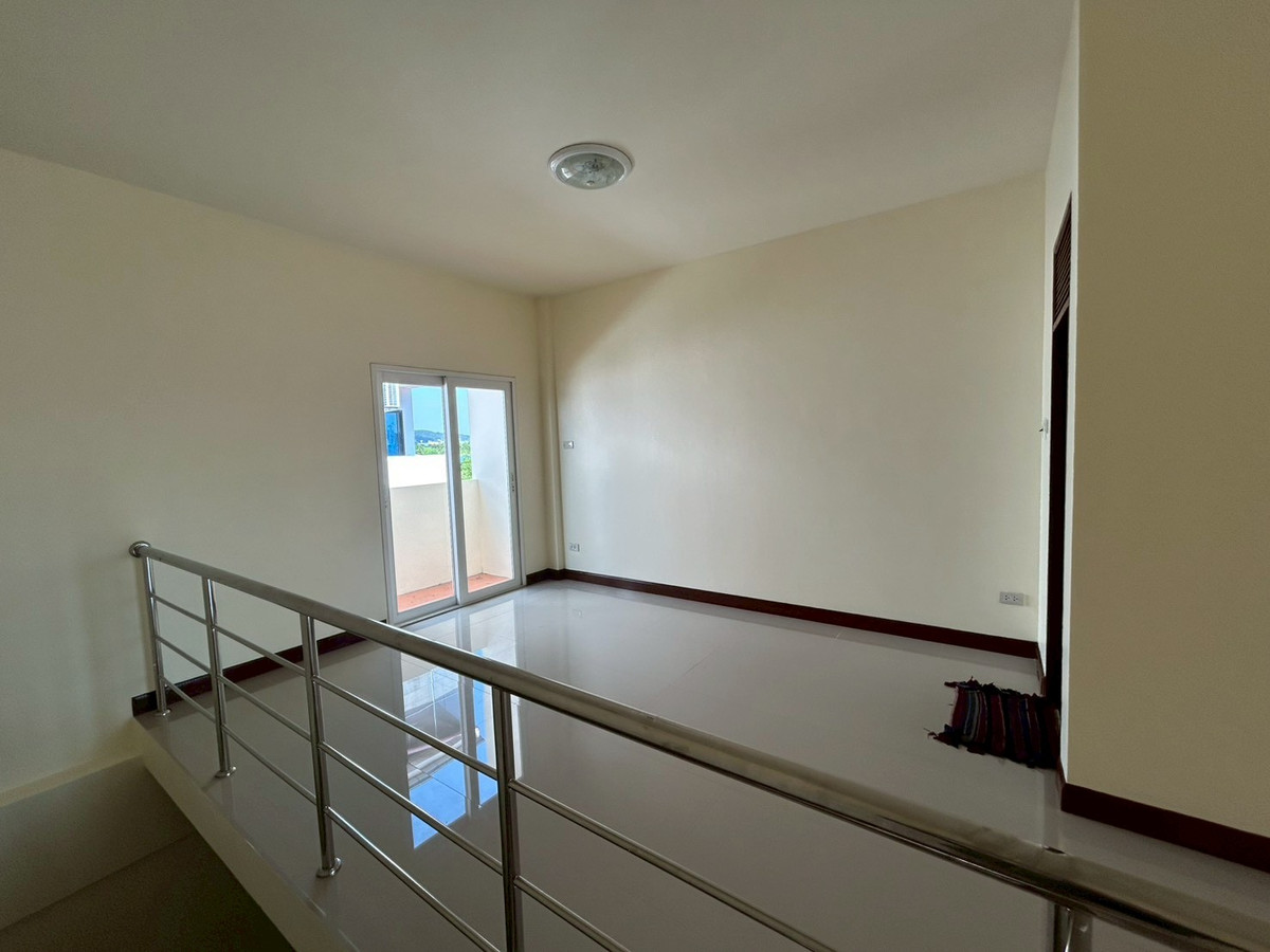 For RentShop HouseRayong : For rent, commercial building/shophouse, 3 floors, next to Buraphapat Road, Ban Chang, Rayong.