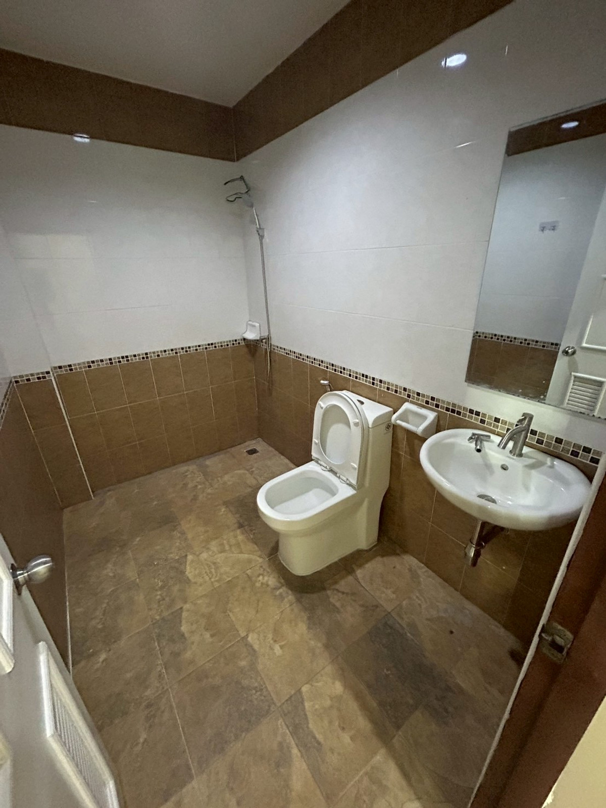 For RentShop HouseRayong : For rent, commercial building/shophouse, 3 floors, next to Buraphapat Road, Ban Chang, Rayong.