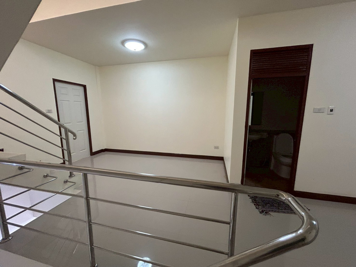 For RentShop HouseRayong : For rent, commercial building/shophouse, 3 floors, next to Buraphapat Road, Ban Chang, Rayong.