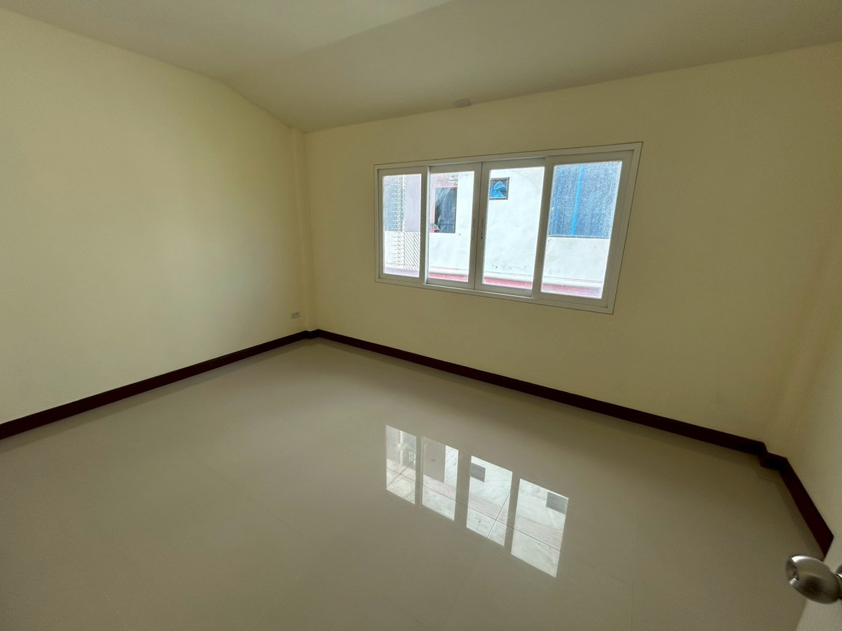 For RentShop HouseRayong : For rent, commercial building/shophouse, 3 floors, next to Buraphapat Road, Ban Chang, Rayong.