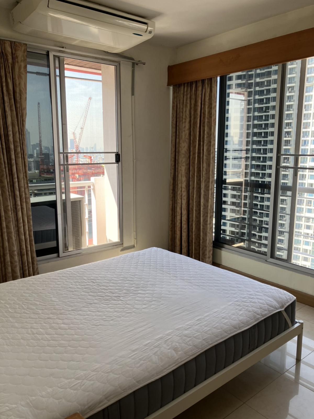 For RentCondoRatchathewi,Phayathai : Rent a 3-bedroom condo in the heart of Phaya Thai, near BTS/MRTBeautifully furnished Pathumwan Resort, ready to move in for 30,000 baht/month!