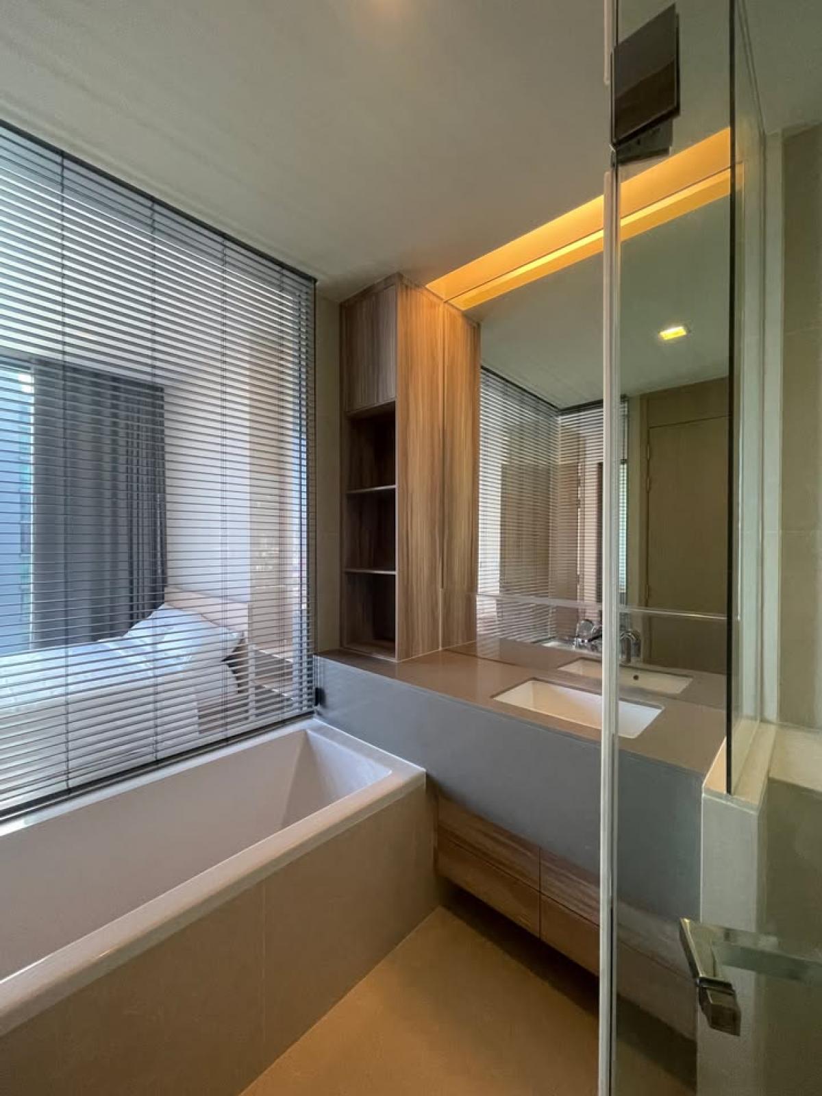 For RentCondoSukhumvit, Asoke, Thonglor : 28/01/2026, Luxury in the heart of Asoke, 1 bedroom with a beautiful view, ready to move in!Rent 45,000 baht/month, close to BTS/MRT and fully equipped with amenities.