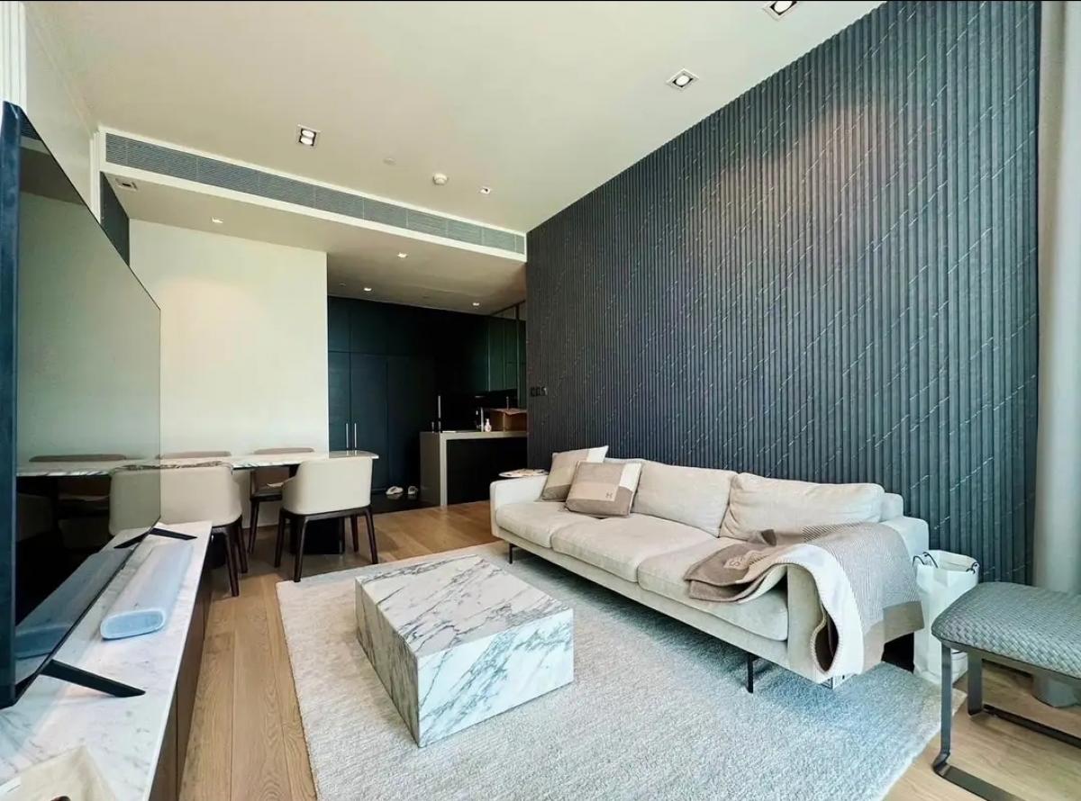 For RentCondoWitthayu, Chidlom, Langsuan, Ploenchit : Rent a luxurious 28 Chidlom 2 bedroom 2 bathroom in the heart of Chidlom. Convenient transportation, near BTS, with a complete swimming pool and fitness center!