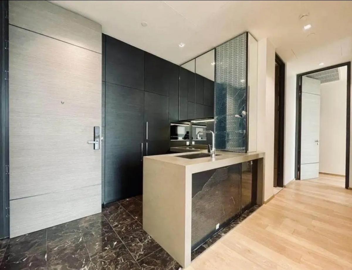For RentCondoWitthayu, Chidlom, Langsuan, Ploenchit : Rent a luxurious 28 Chidlom 2 bedroom 2 bathroom in the heart of Chidlom. Convenient transportation, near BTS, with a complete swimming pool and fitness center!
