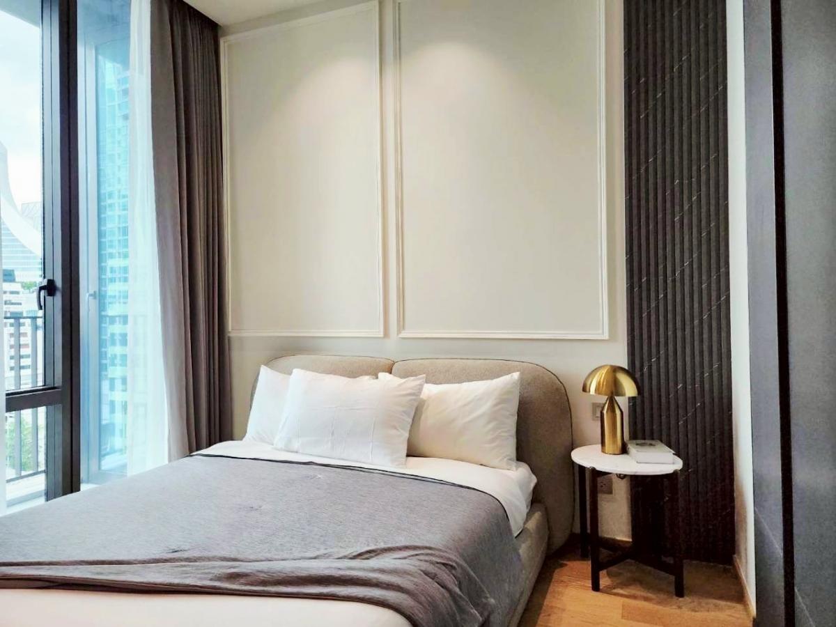 For RentCondoWitthayu, Chidlom, Langsuan, Ploenchit : Rent a luxurious 28 Chidlom 2 bedroom 2 bathroom in the heart of Chidlom. Convenient transportation, near BTS, with a complete swimming pool and fitness center!