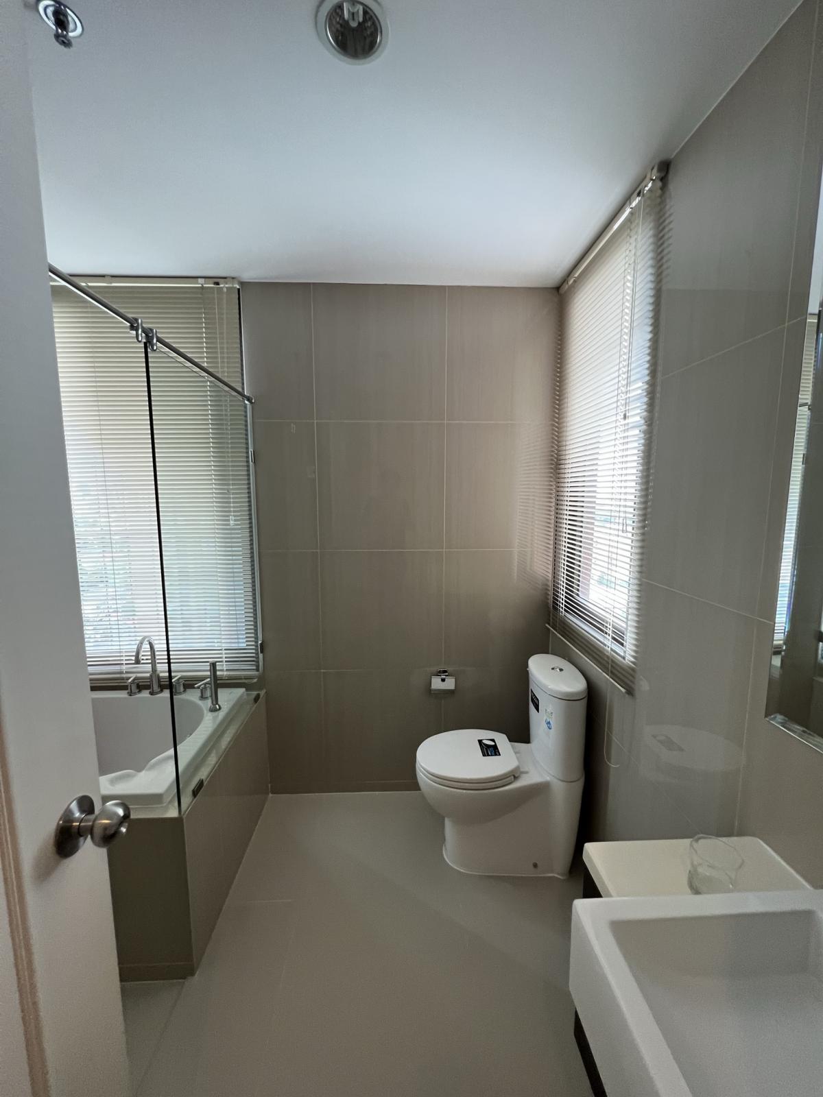 For RentCondoRama9, Petchburi, RCA : For rent: Villa Asoke condo, 2 bedrooms, near BTS PhetchaburiArea: 81 sq.m., price only 45,000 THB/month, fully equipped with amenities!