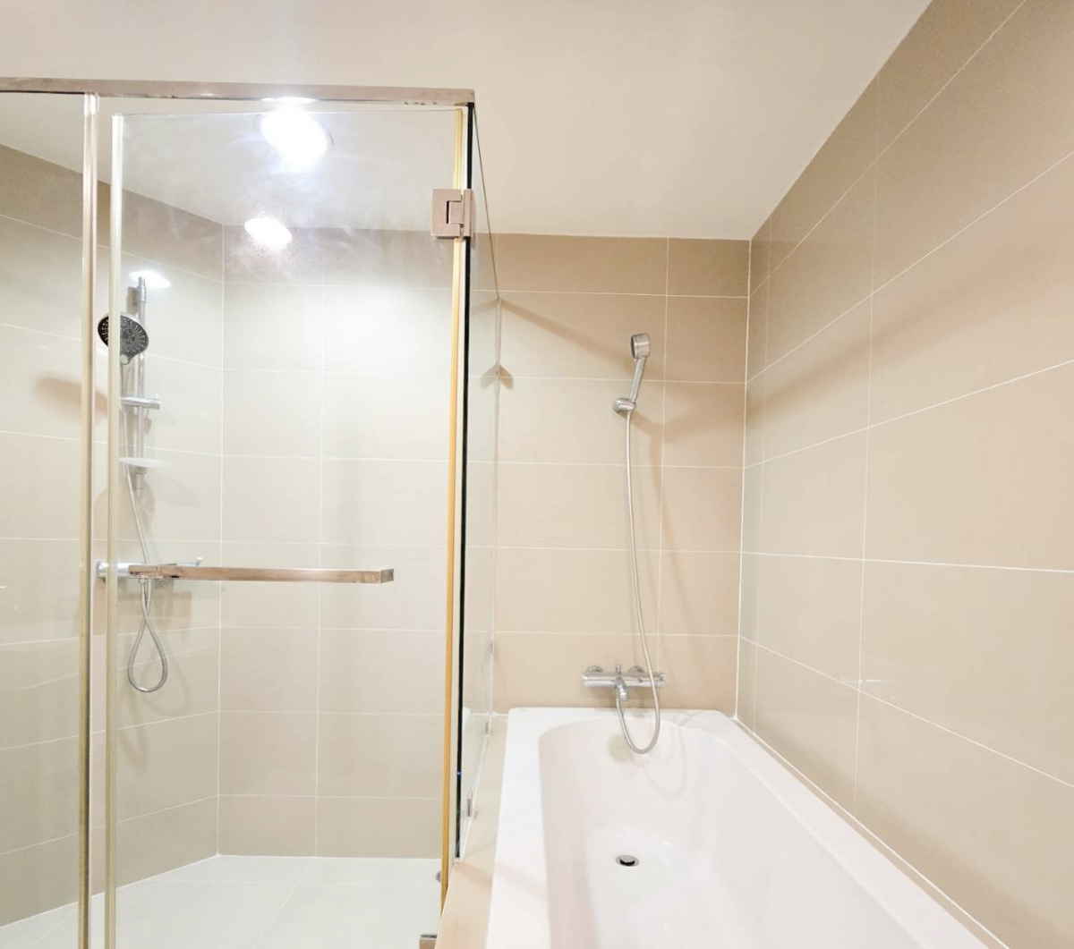 For RentCondoRama9, Petchburi, RCA : Belle Grand Rama 9 - Spacious 2 Bed Condo for Rent, 93 sqmNear BTS/MRT Rama 9 with complete facilities!