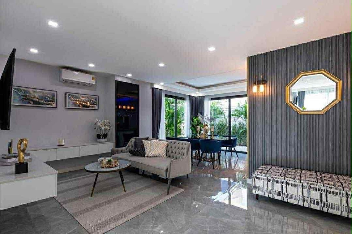 ขายพัทยา บางแสน ชลบุรี สัตหีบ : 🌴 🔥 HOT SALE – Jomtien Pool Villa 🔥 🌴Ready to move in!📍 Location: Jomtien Beach – Only 1 km from the beach!