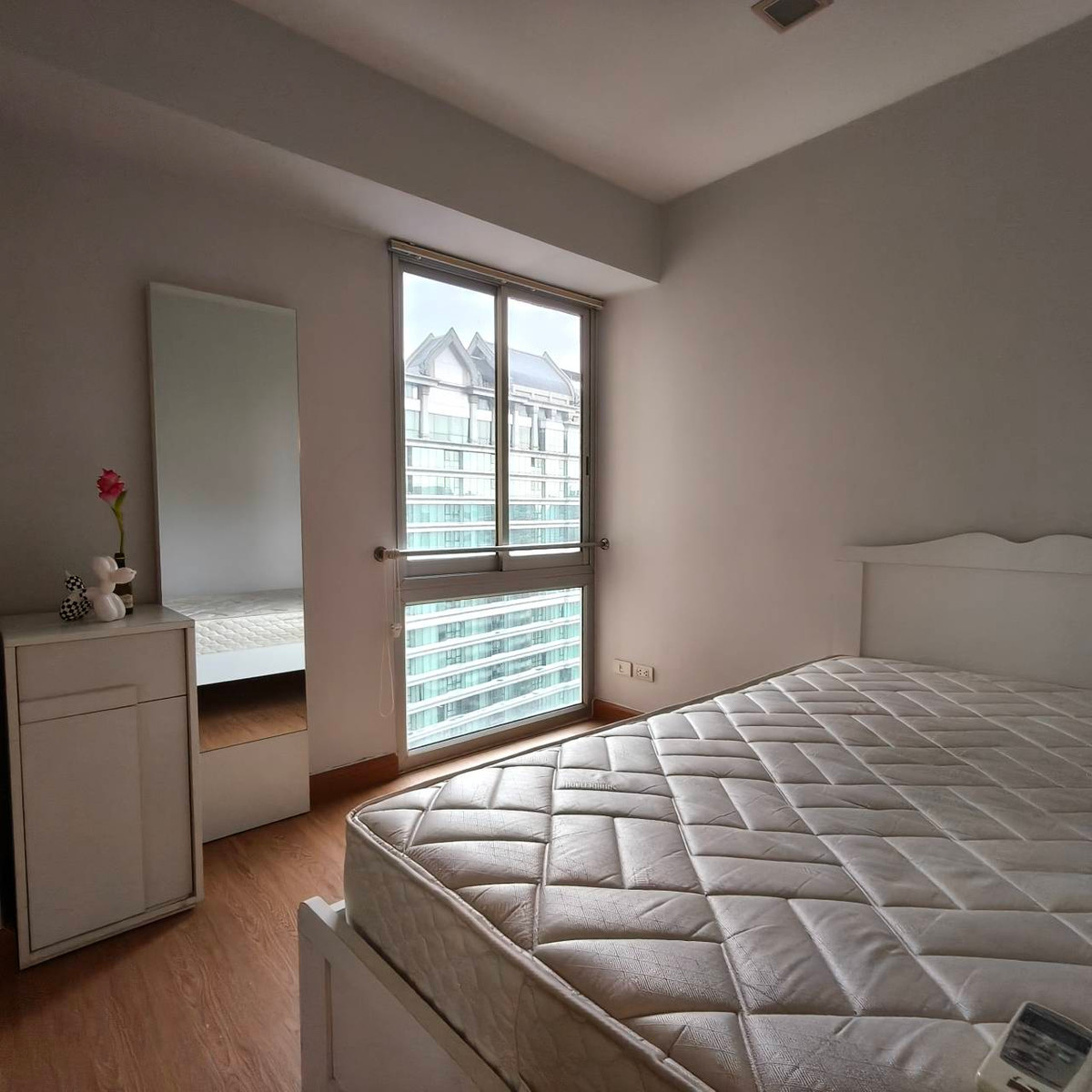 ขายคอนโดพระราม 9 เพชรบุรีตัดใหม่ RCA : ขาย 2 ห้องนอน ราคาสุดคุ้ม !  My Resort เดินไป มศว.ได้	