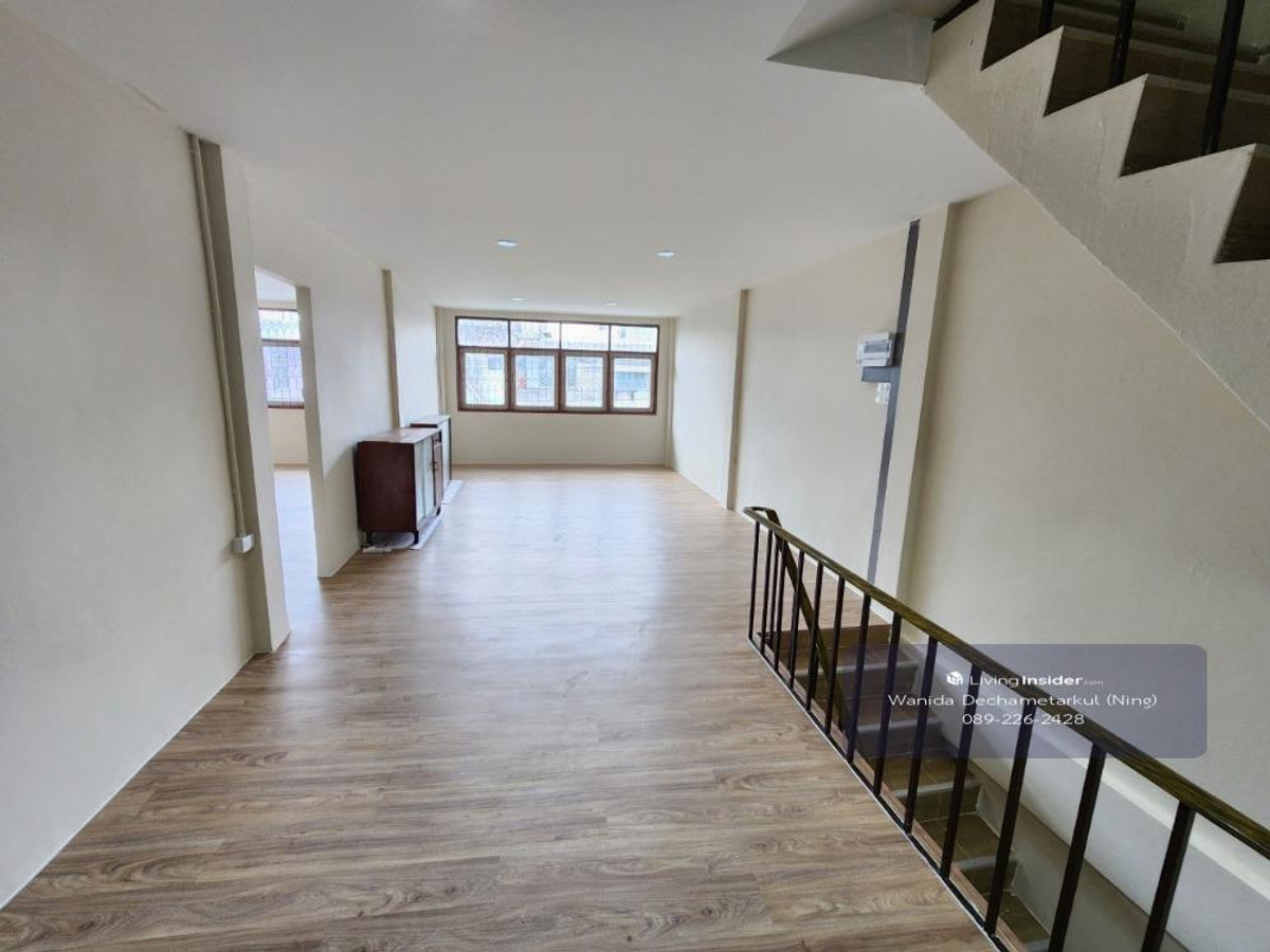 For SaleShop HousePinklao, Charansanitwong : Renovated house for sale, 3 floors, 2 units, Soi Charansanitwong 25, has 3 bedrooms, 3 bathrooms, usable area 330 sq m.