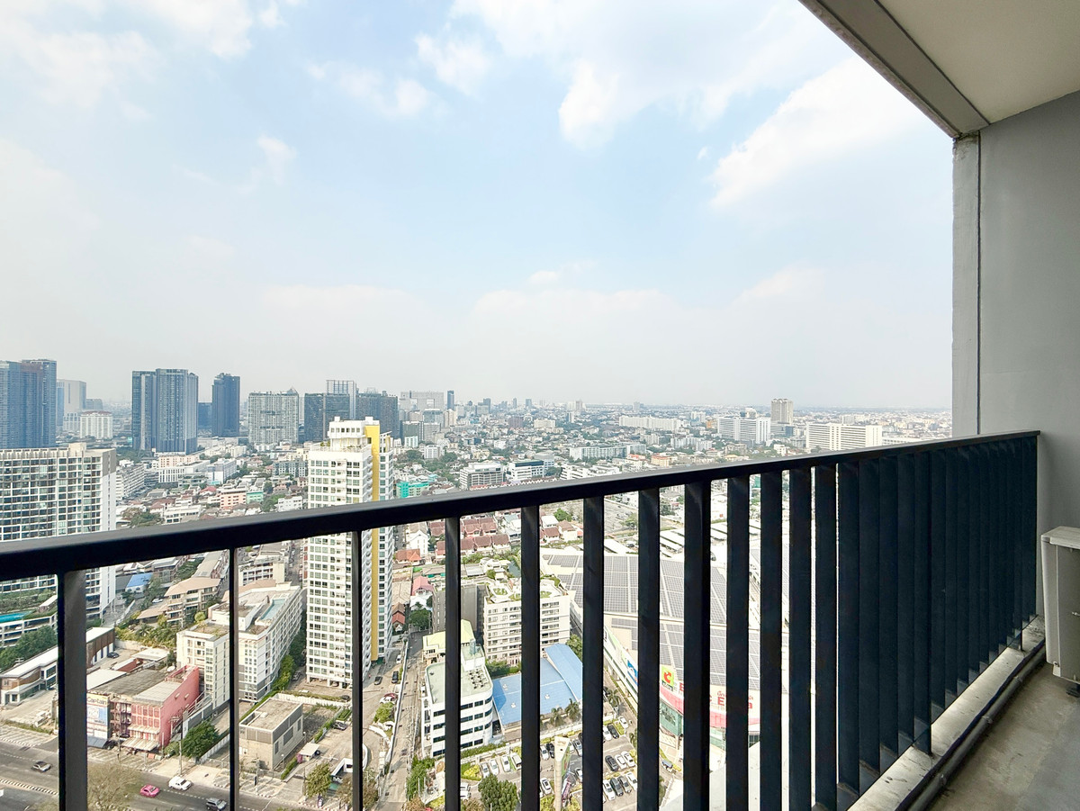 For SaleCondoLadprao, Central Ladprao : Urgent sale🌈✨ The issara Ladprao, high floor, very cheap price, beautiful view, only 2.99 MB. Call 092-2462653 Donut