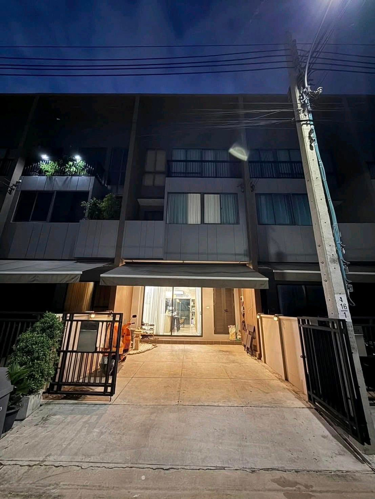 For RentTownhomeMin Buri, Romklao : 💫🍃 3-story townhome with complete furniture and electrical appliances. Just carry your bags and move in immediately ✨
