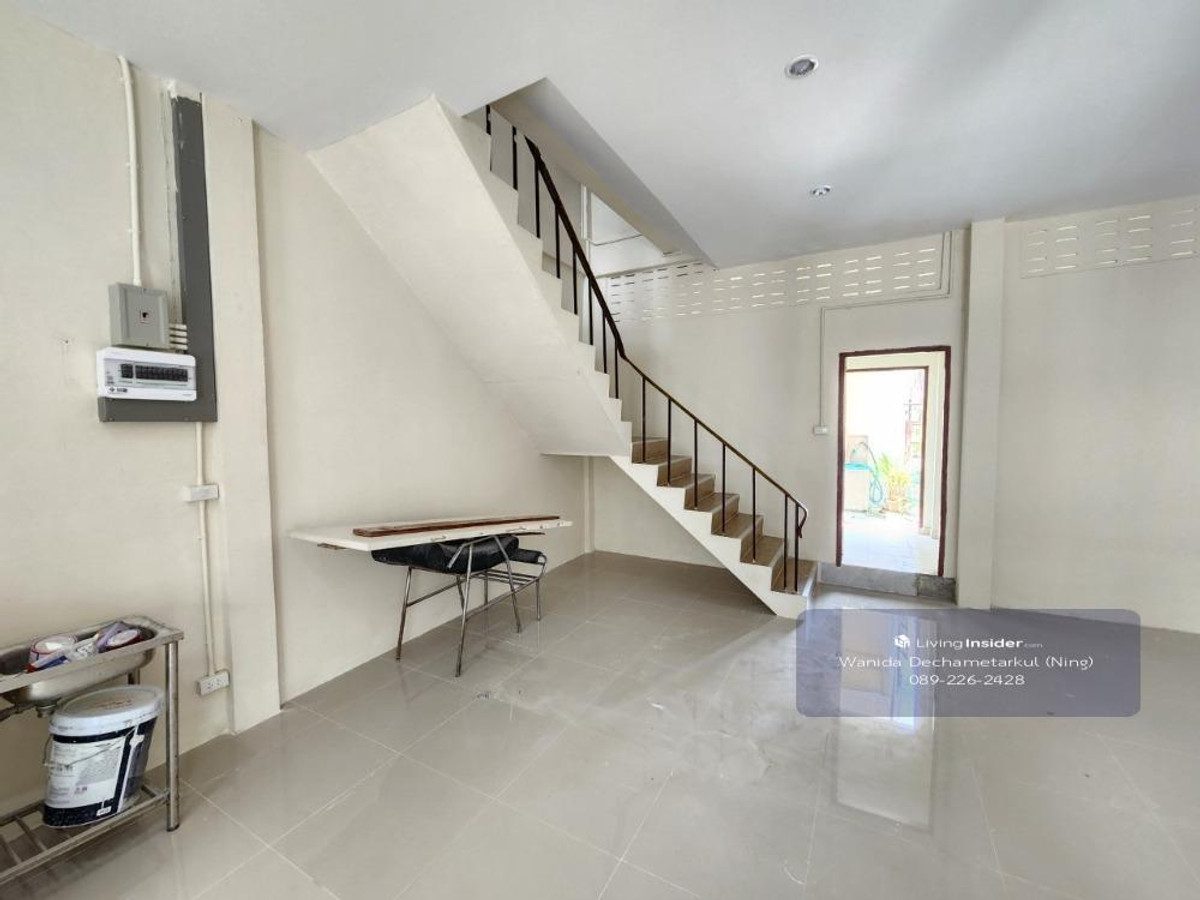 For SaleShop HousePinklao, Charansanitwong : Renovated house for sale, 3 floors, 2 units, Soi Charansanitwong 25, has 3 bedrooms, 3 bathrooms, usable area 330 sq m.