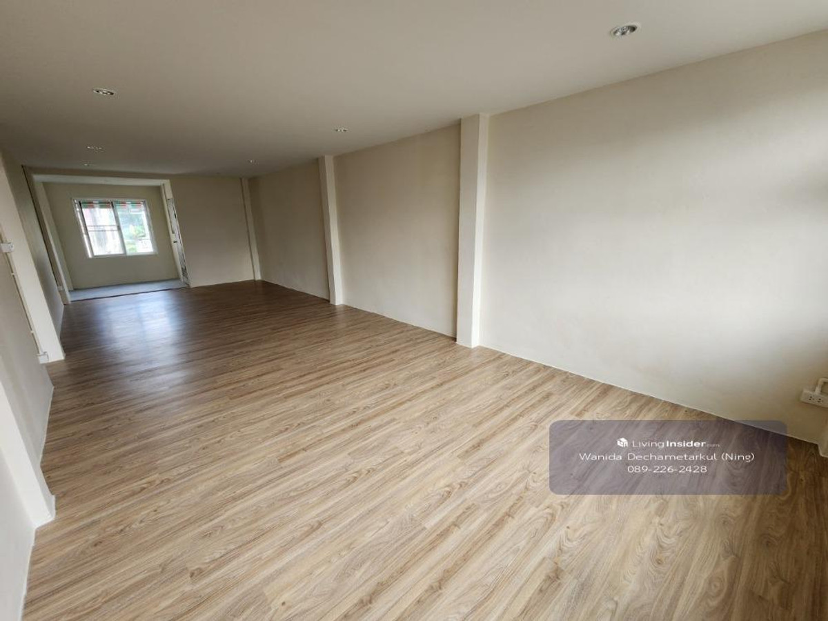 For SaleShop HousePinklao, Charansanitwong : Renovated house for sale, 3 floors, 2 units, Soi Charansanitwong 25, has 3 bedrooms, 3 bathrooms, usable area 330 sq m.