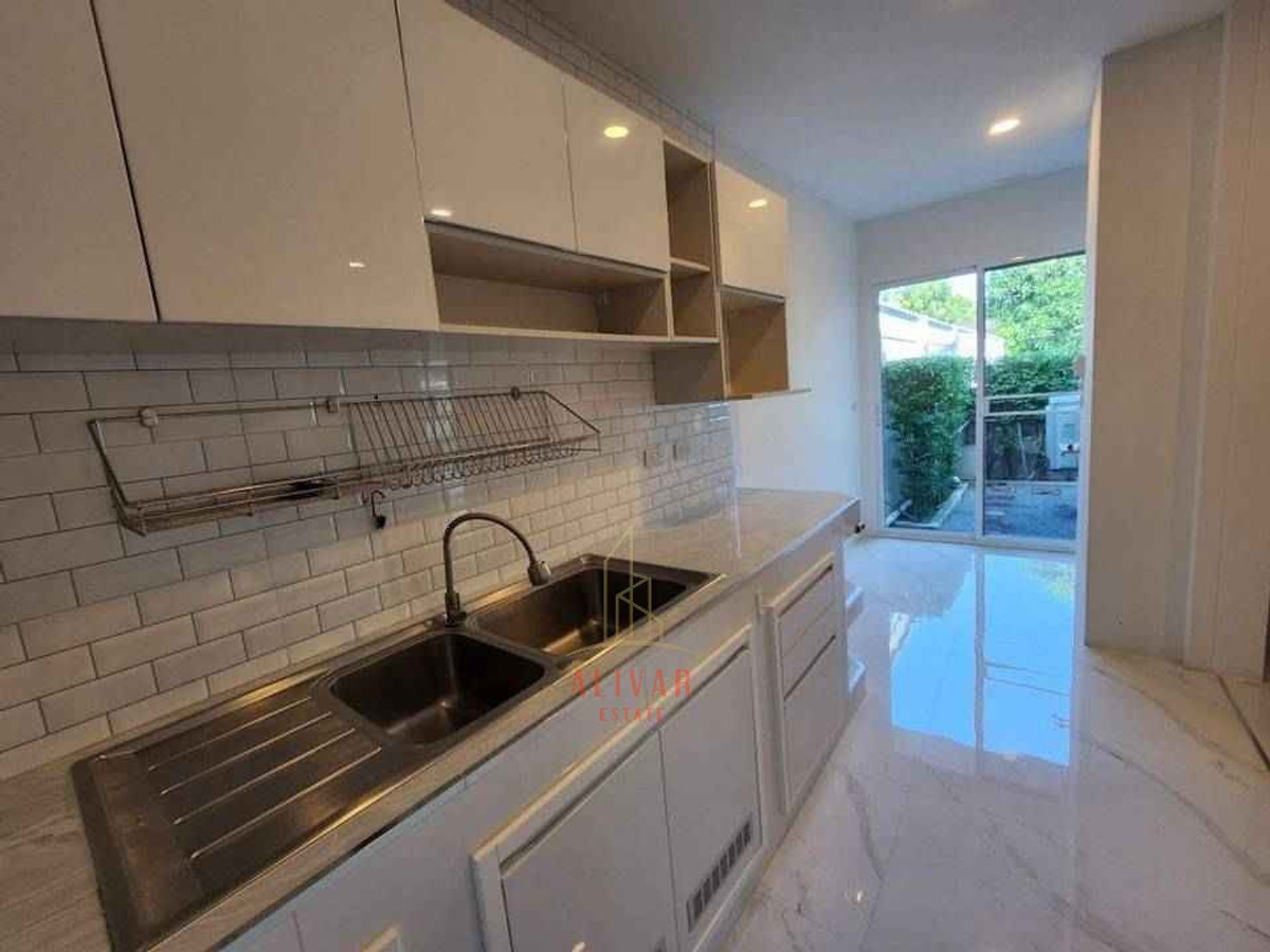 For RentHousePattanakan, Srinakarin : RH010826 For rent, 2-storey detached house, 4 bedrooms, corner house at The City Pattanakarn.