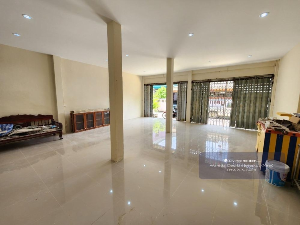For SaleShop HousePinklao, Charansanitwong : Renovated house for sale, 3 floors, 2 units, Soi Charansanitwong 25, has 3 bedrooms, 3 bathrooms, usable area 330 sq m.
