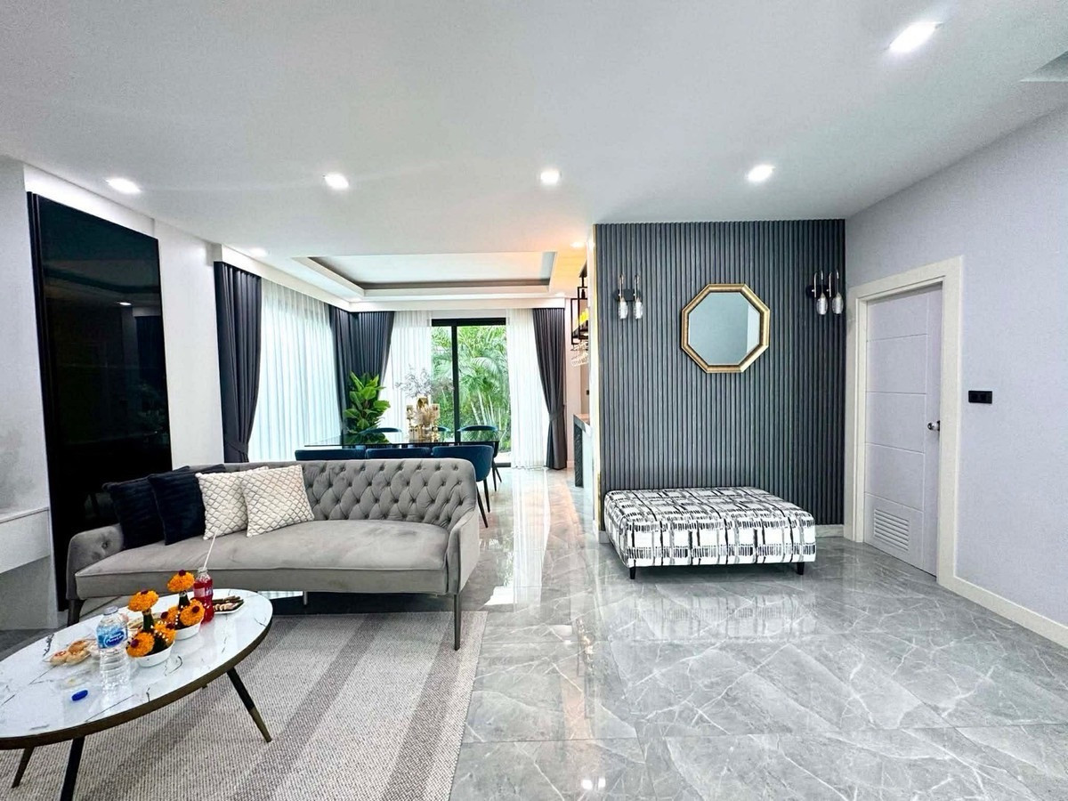 ขายพัทยา บางแสน ชลบุรี สัตหีบ : 🌴 🔥 HOT SALE – Jomtien Pool Villa 🔥 🌴Ready to move in!📍 Location: Jomtien Beach – Only 1 km from the beach!