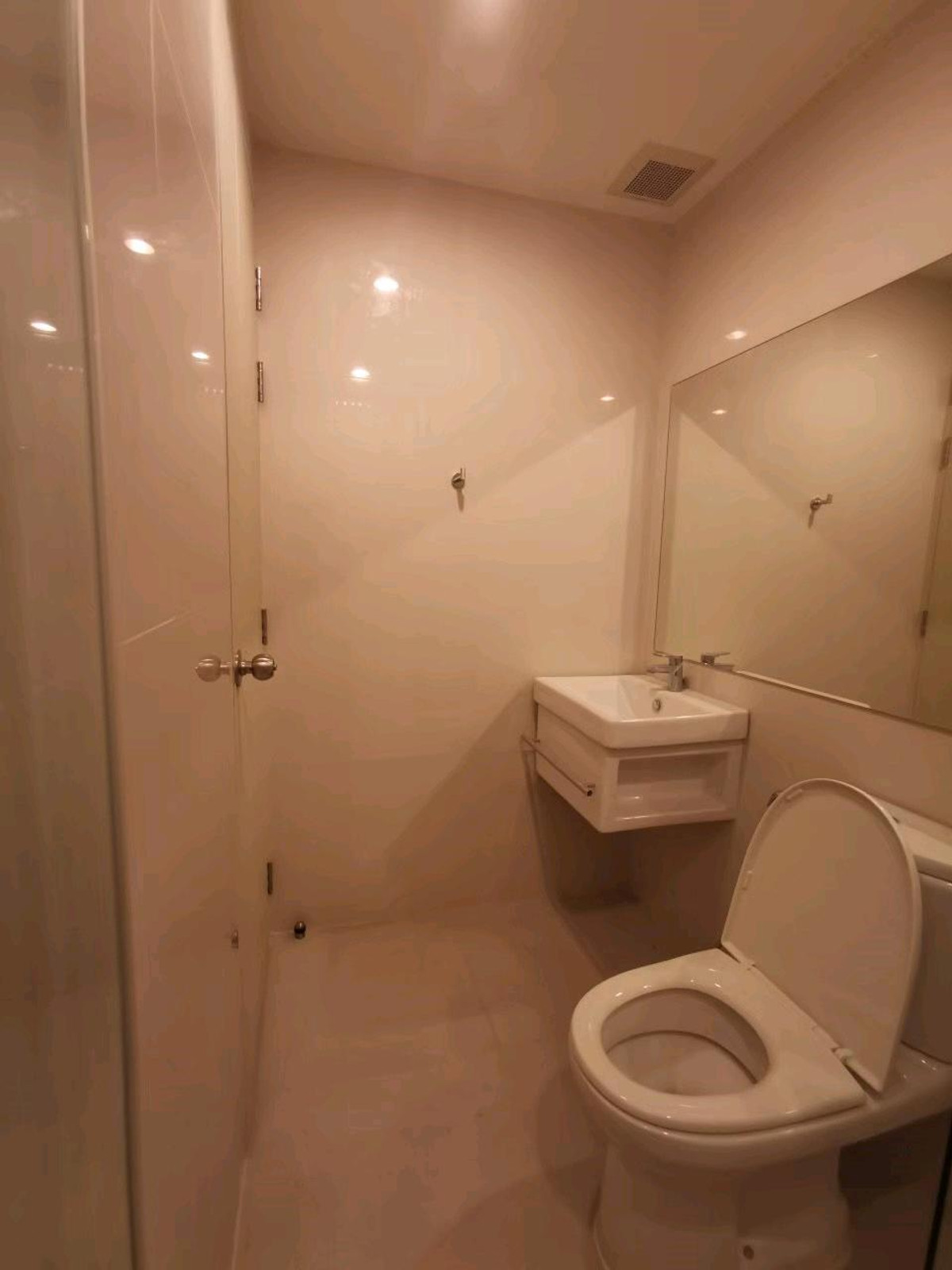 For RentCondoRama9, Petchburi, RCA : Beautiful room, high floor, for rent, 1 bedroom, 1 bathroom, Life Asoke.