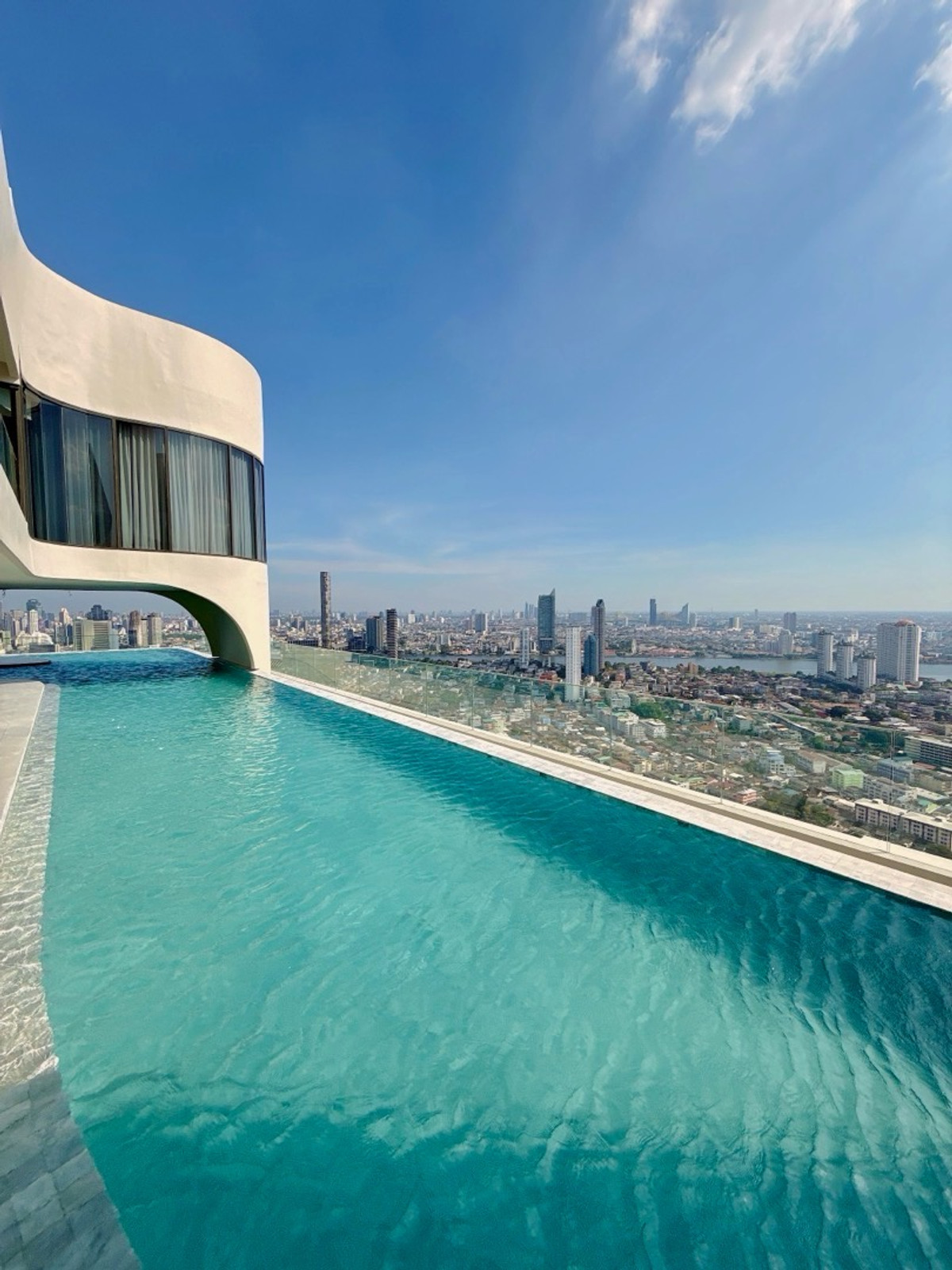 For SaleCondoWongwianyai, Charoennakor : 𝐑𝐄𝐅𝐄𝐑𝐄𝐍𝐂𝐄 Sathorn-Wongwian Yai 𝐅𝐫𝐞𝐞 Down payment 0 baht, easy installments 𝟗,𝟔𝟗𝟗/month, free for all fees, hurry before theyre gone.