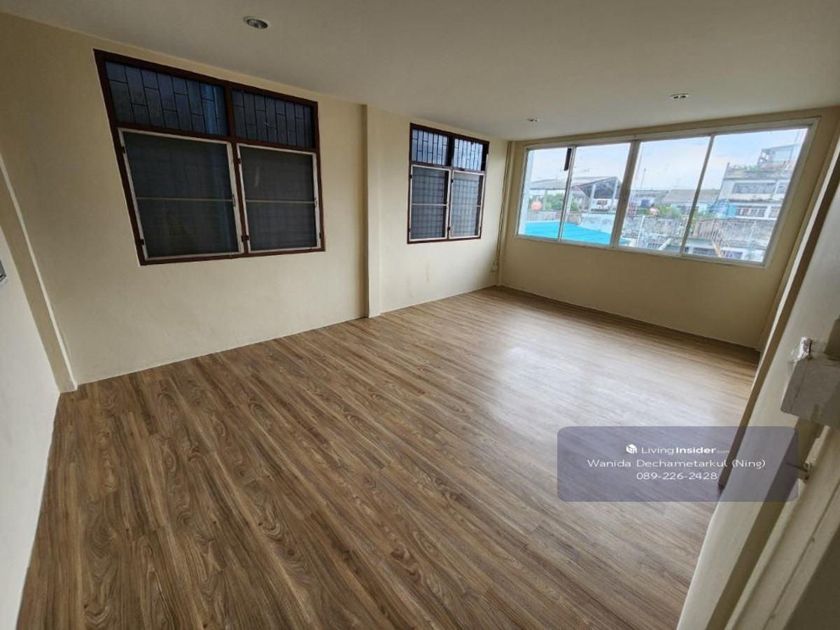 For SaleShop HousePinklao, Charansanitwong : Renovated house for sale, 3 floors, 2 units, Soi Charansanitwong 25, has 3 bedrooms, 3 bathrooms, usable area 330 sq m.