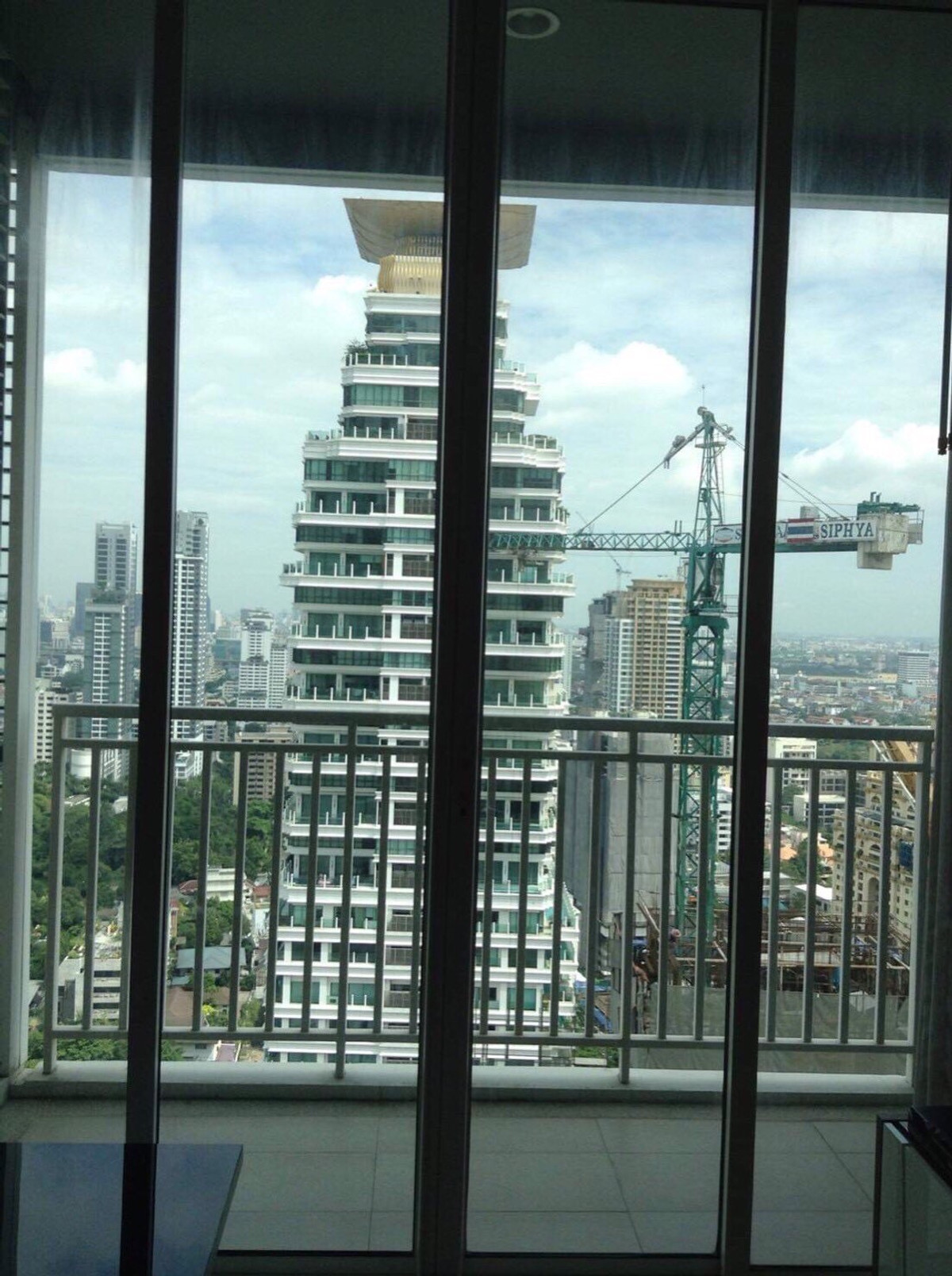 For RentCondoSukhumvit, Asoke, Thonglor : Large 1 bedroom condo for rent, next to BTS Phromphong and Emquatier, high floor