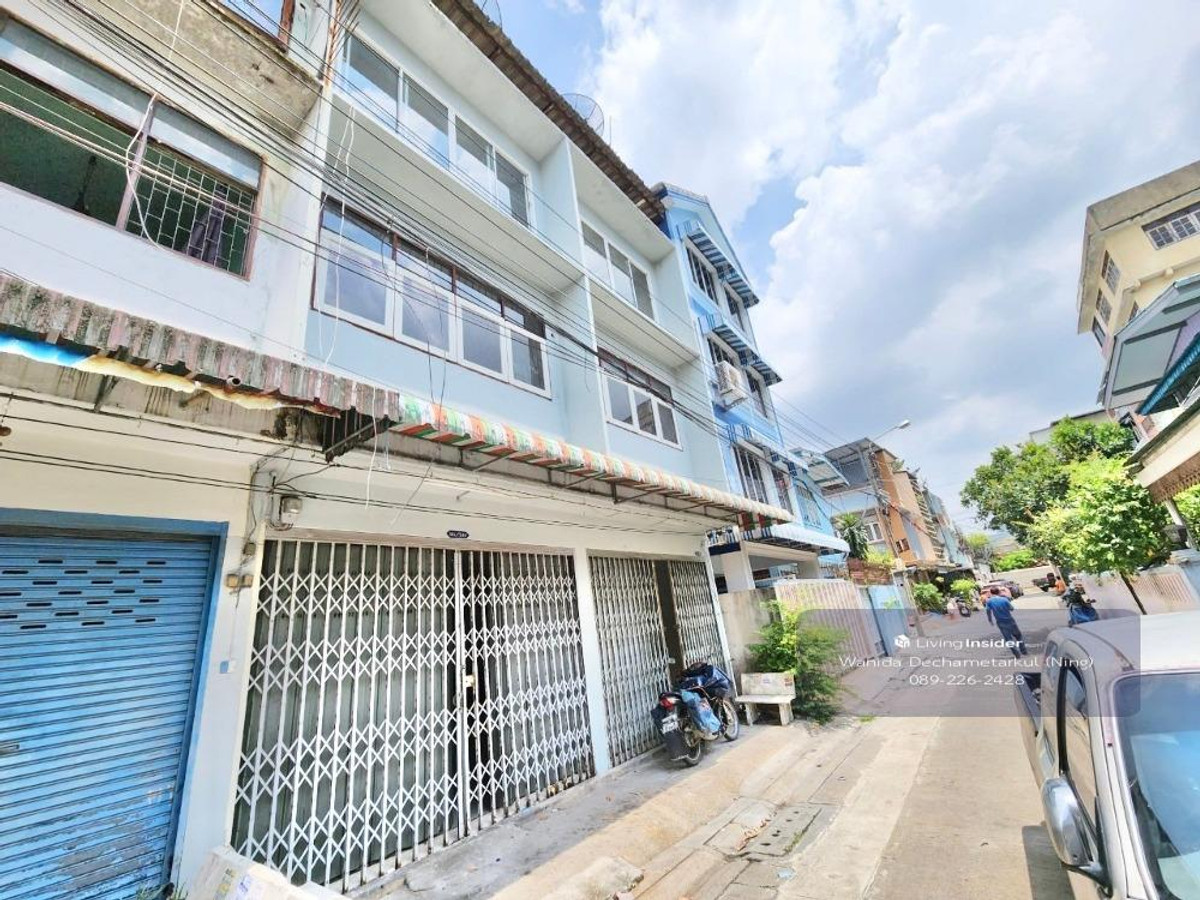 For SaleShop HousePinklao, Charansanitwong : Renovated house for sale, 3 floors, 2 units, Soi Charansanitwong 25, has 3 bedrooms, 3 bathrooms, usable area 330 sq m.