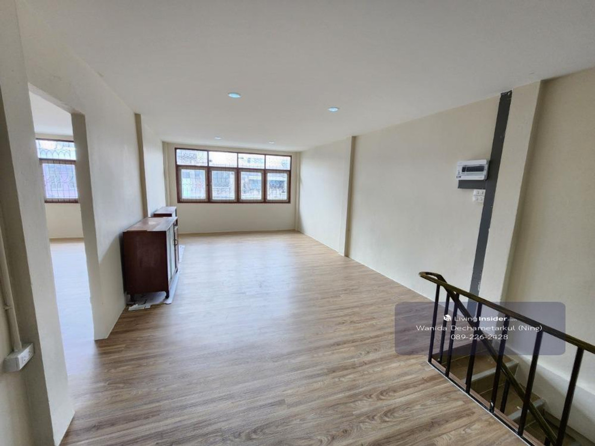 For SaleShop HousePinklao, Charansanitwong : Renovated house for sale, 3 floors, 2 units, Soi Charansanitwong 25, has 3 bedrooms, 3 bathrooms, usable area 330 sq m.