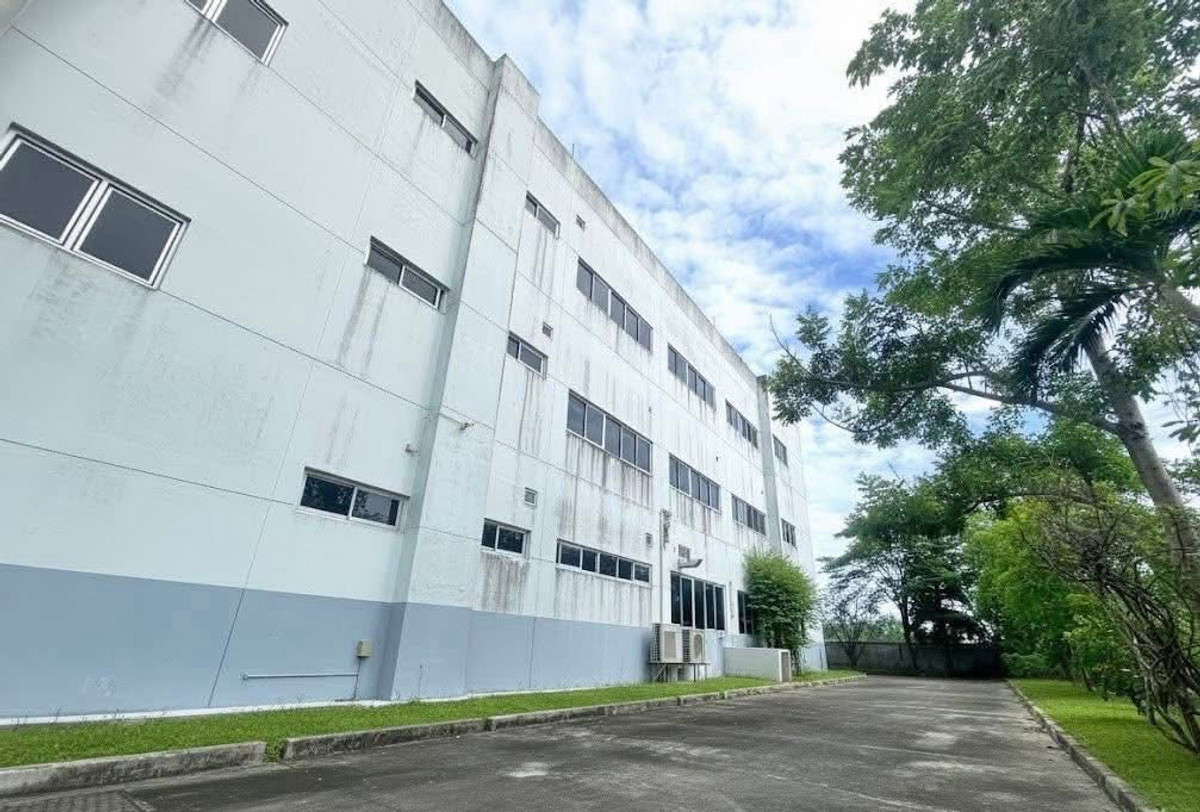 For SaleFactoryLadkrabang, Suwannaphum Airport : ⚡️Selling for only 119 million baht, industrial factory (warehouse), purple plot land 🟣 Lat Krabang, silver location, gold location, land area 4 rai 90 sq m, usable area 6,xxx sq m, entry-exit up to 11 main routes 📲092-6289149