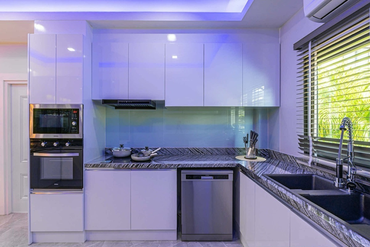 ขายพัทยา บางแสน ชลบุรี สัตหีบ : 🌴 🔥 HOT SALE – Jomtien Pool Villa 🔥 🌴Ready to move in!📍 Location: Jomtien Beach – Only 1 km from the beach!