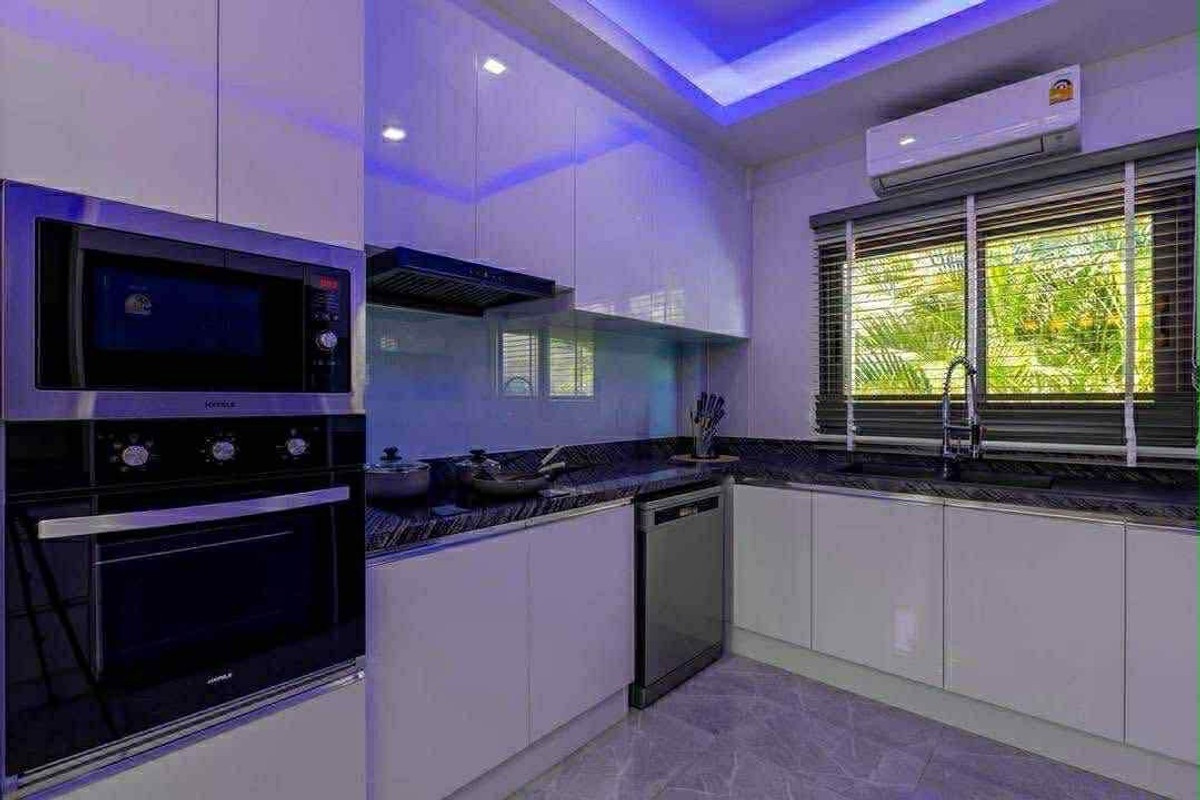 ขายพัทยา บางแสน ชลบุรี สัตหีบ : 🌴 🔥 HOT SALE – Jomtien Pool Villa 🔥 🌴Ready to move in!📍 Location: Jomtien Beach – Only 1 km from the beach!