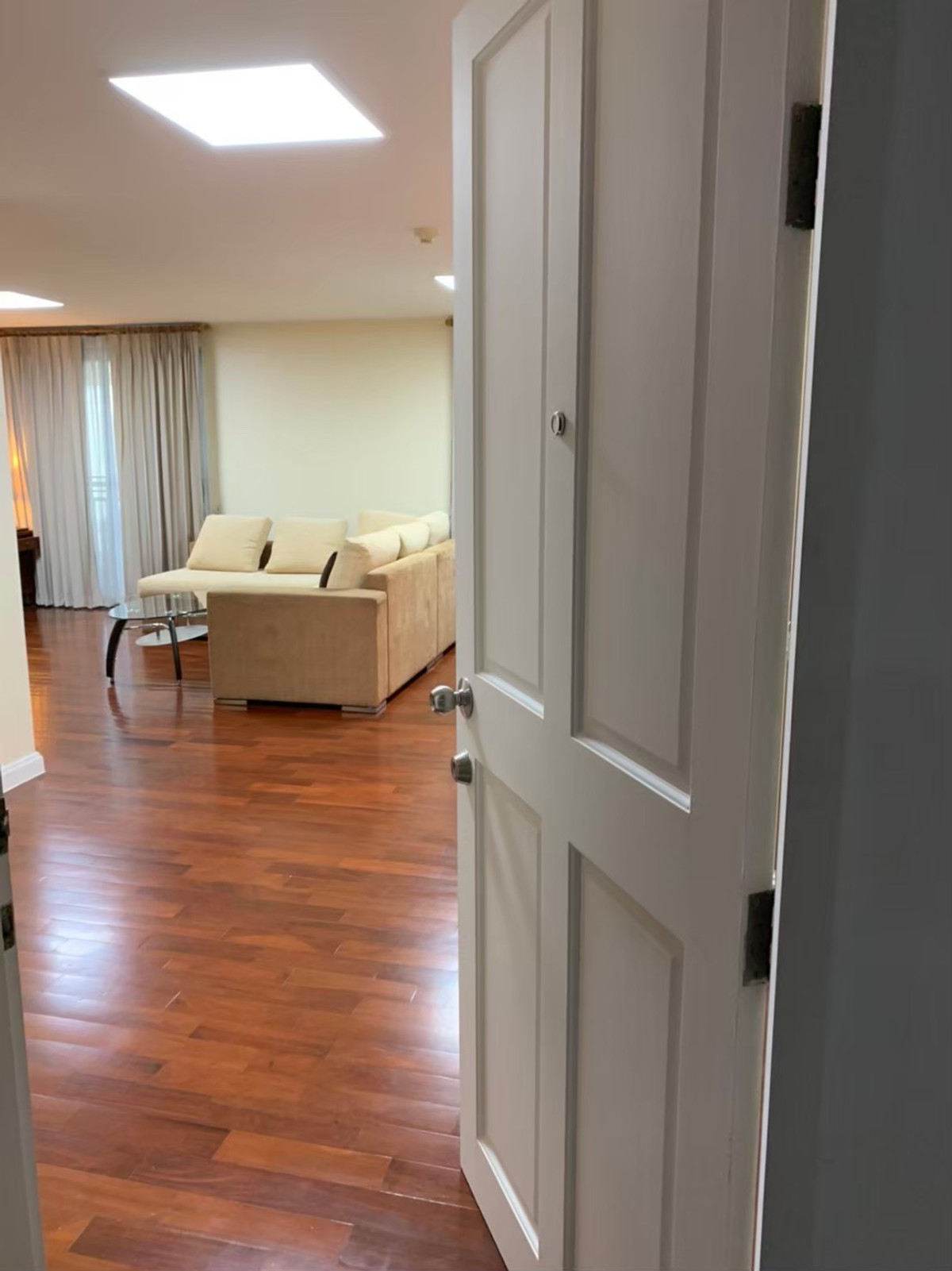 ขายคอนโดสุขุมวิท อโศก ทองหล่อ : ✨ For Sale: 49 Plus Condo ✨ 💰 Only 12,450,000 THB ห้องคอมบาย 2ห้องนอนขนาดพิเศษ100+ สิทธิพิเศษสำหรับห้องนี้จอดรถได้2คัน มีห้องพร้อมนัดชมครับ สนใจติดต่อ คุณเจมส์มาร์ 