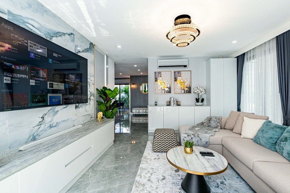 ขายพัทยา บางแสน ชลบุรี สัตหีบ : 🌴 🔥 HOT SALE – Jomtien Pool Villa 🔥 🌴Ready to move in!📍 Location: Jomtien Beach – Only 1 km from the beach!