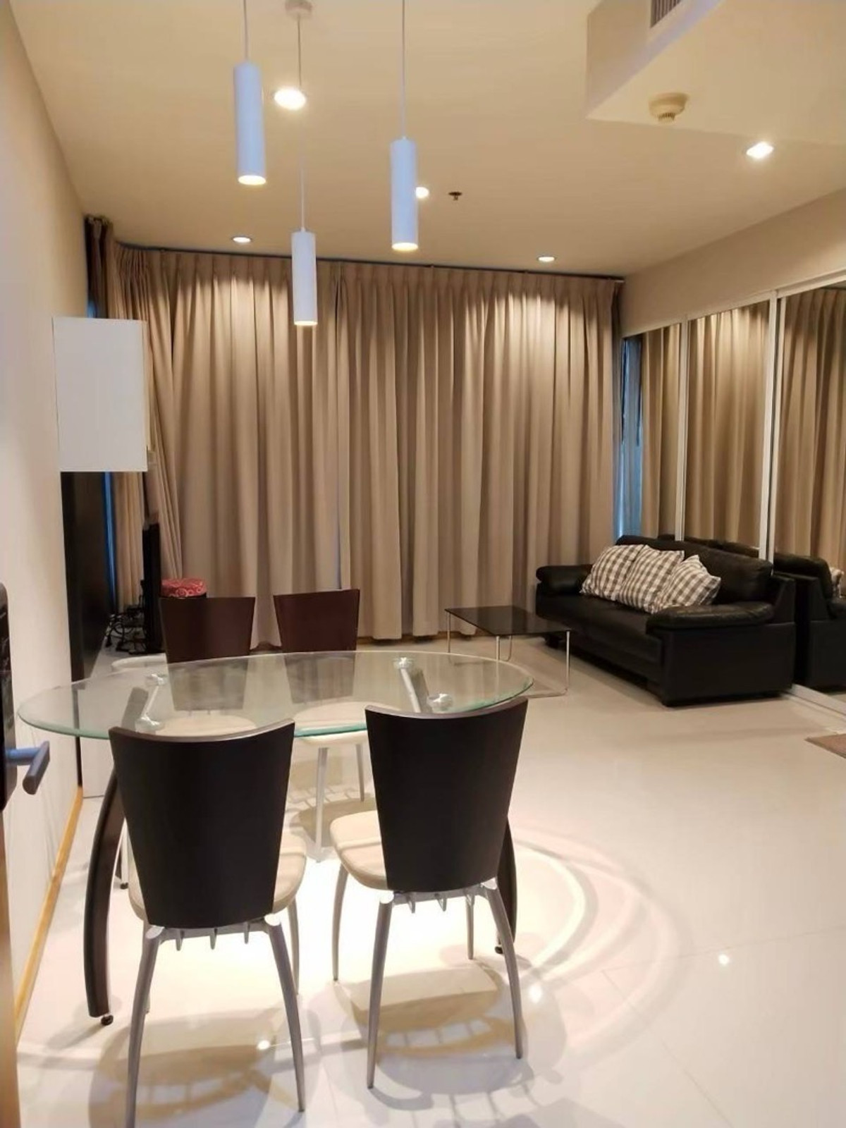 ให้เช่าคอนโดสุขุมวิท อโศก ทองหล่อ : The Emporio place 1 Bedroom 45 sqm.