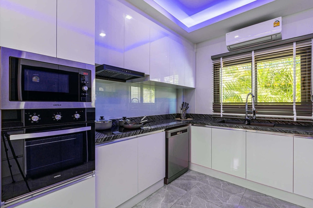 ขายพัทยา บางแสน ชลบุรี สัตหีบ : 🌴 🔥 HOT SALE – Jomtien Pool Villa 🔥 🌴Ready to move in!📍 Location: Jomtien Beach – Only 1 km from the beach!