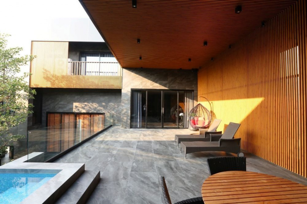 ขายบ้านลาดพร้าว101 แฮปปี้แลนด์ : ขายบ้านเดี่ยว 3 ชั้น ลาดพร้าว 71 นาคนิวาส 48 พื้นที่ 1,300 ตร.ม. ที่จอดรถ 11 คัน มีสระว่ายน้ำ