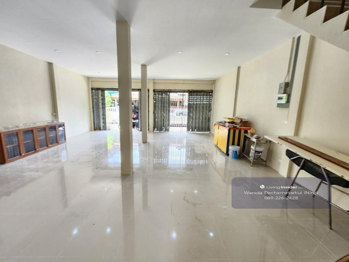 For SaleShop HousePinklao, Charansanitwong : Renovated house for sale, 3 floors, 2 units, Soi Charansanitwong 25, has 3 bedrooms, 3 bathrooms, usable area 330 sq m.
