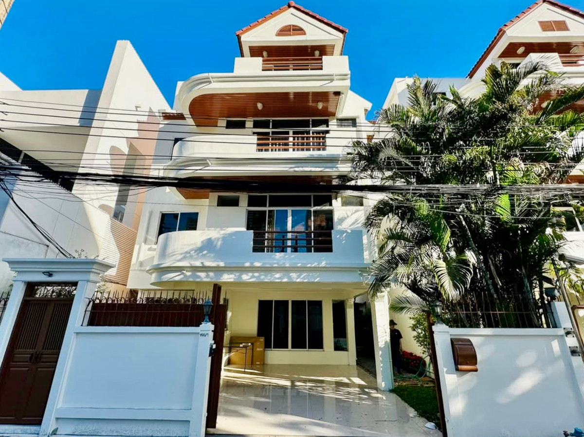 For RentHouseSukhumvit, Asoke, Thonglor : For Rent: Prime Single House in Sukhumvit 31 Spacious 5-Bedroom Home in the Heart of Sukhumvit | Near BTS Phrom Phong